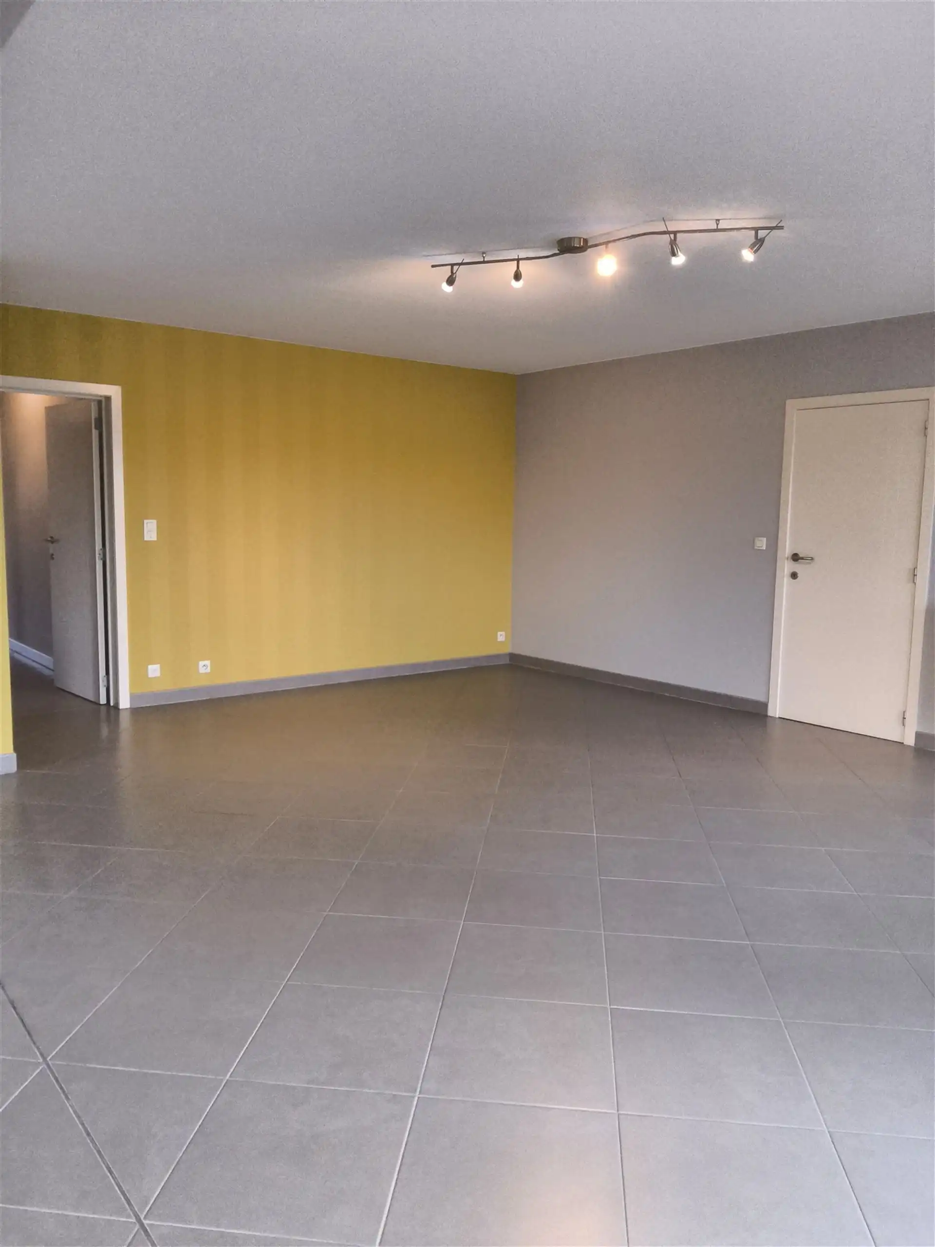 Ruim 2 slaapkamer-appartement met garage foto 8