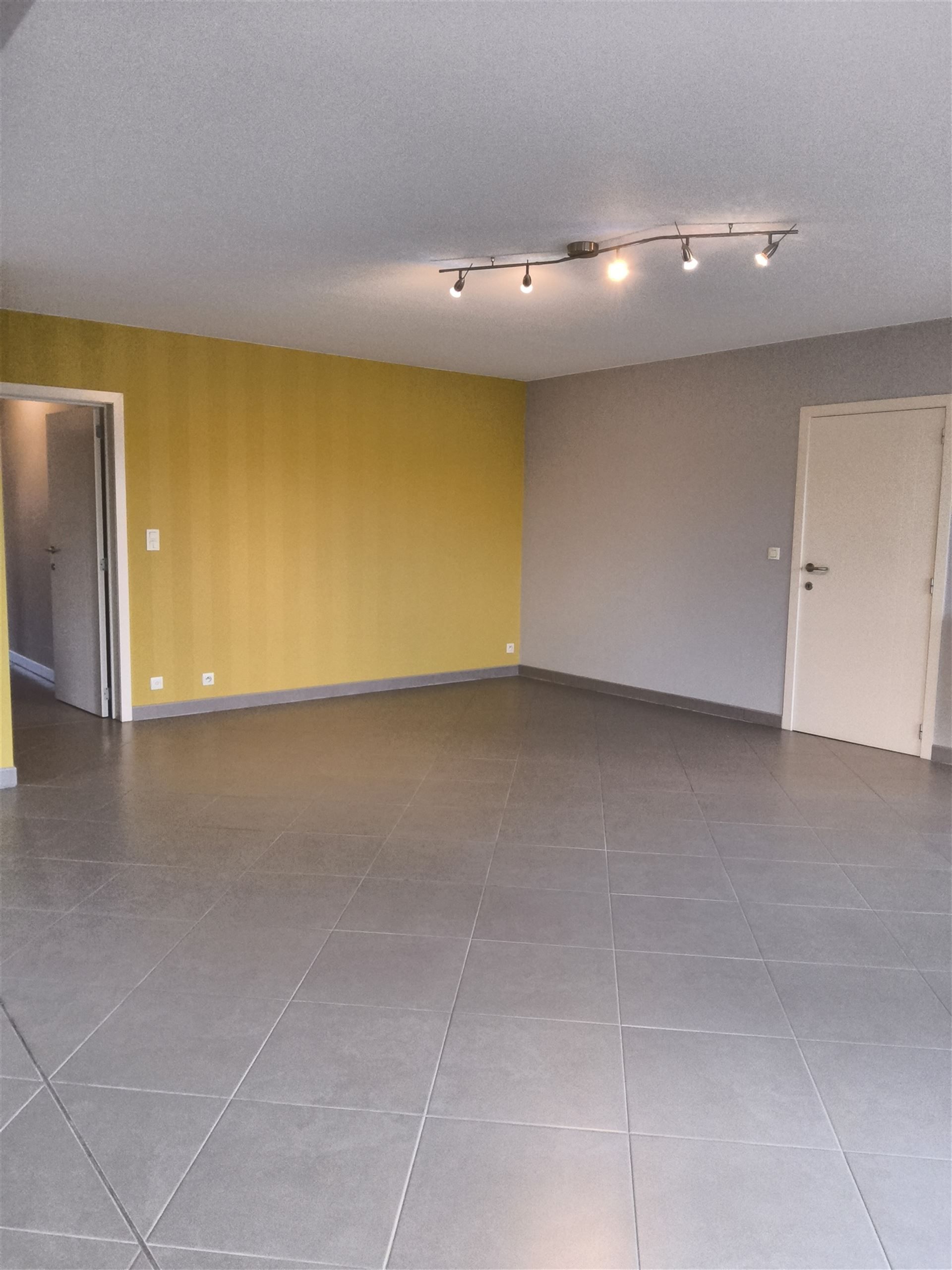 Ruim 2 slaapkamer-appartement met garage foto 8