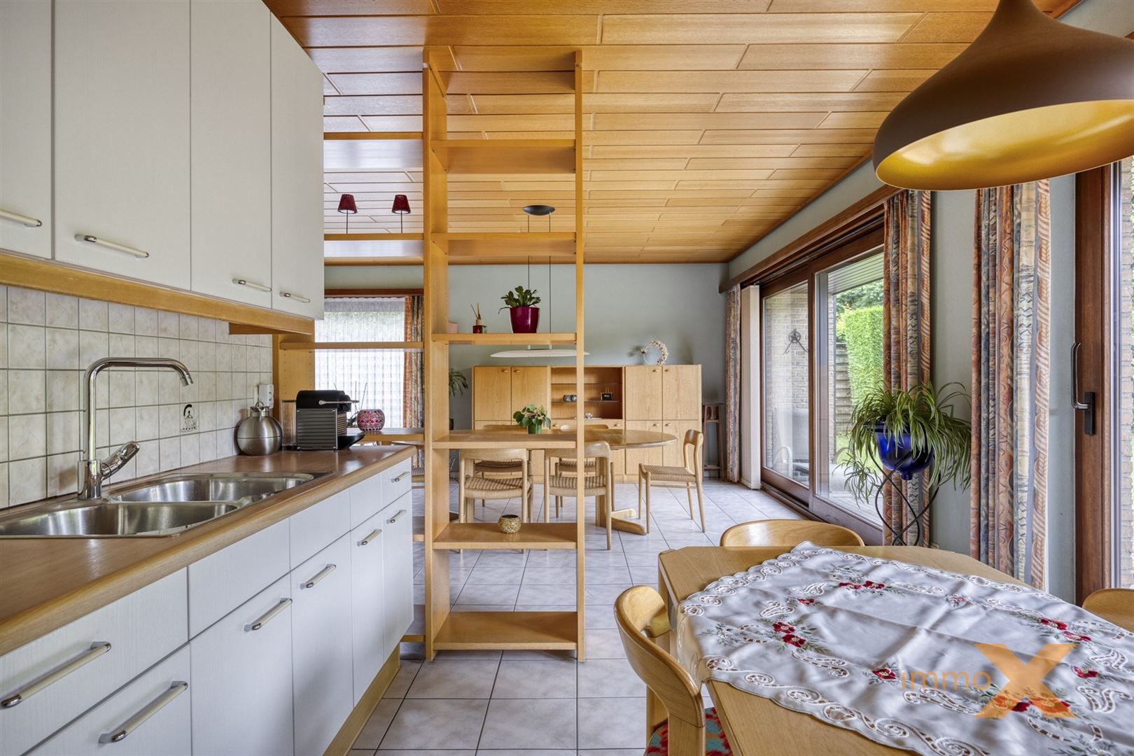 OP TE FRISSEN RUIME VILLA MET GROTE TUIN foto 9