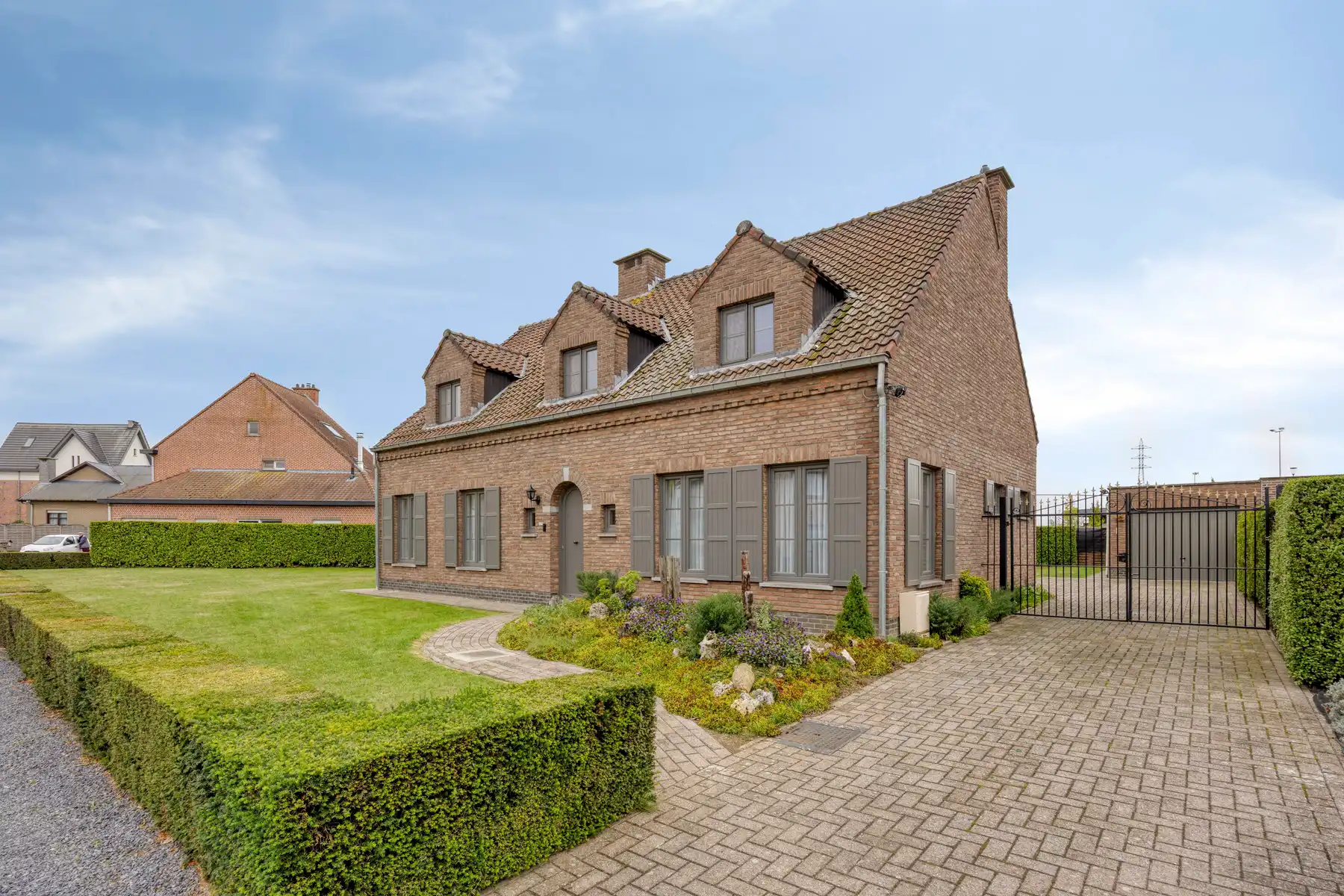 Karaktervolle woning met omheinde tuin en veel staanplaatsen foto {{pictureIndex}}
