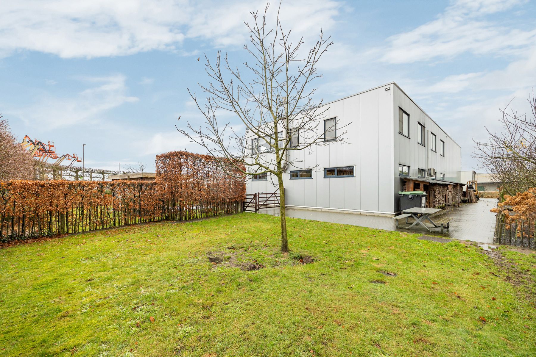 Industrieel pand met magazijn, appartement en lounge in tuin foto 8