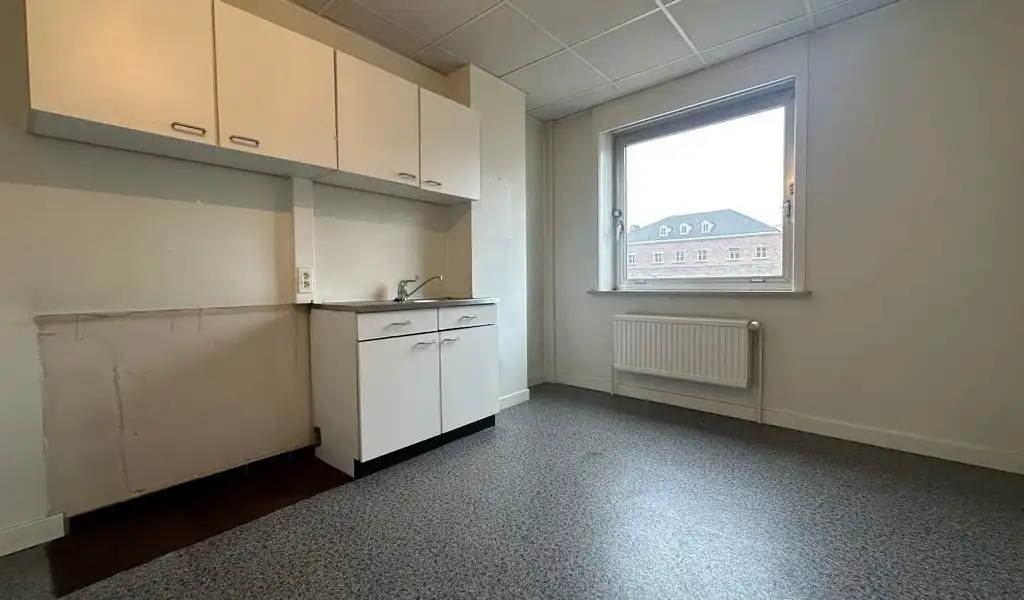 Ingedeeld en lichtrijk kantoor te huur in hartje Gent foto 10