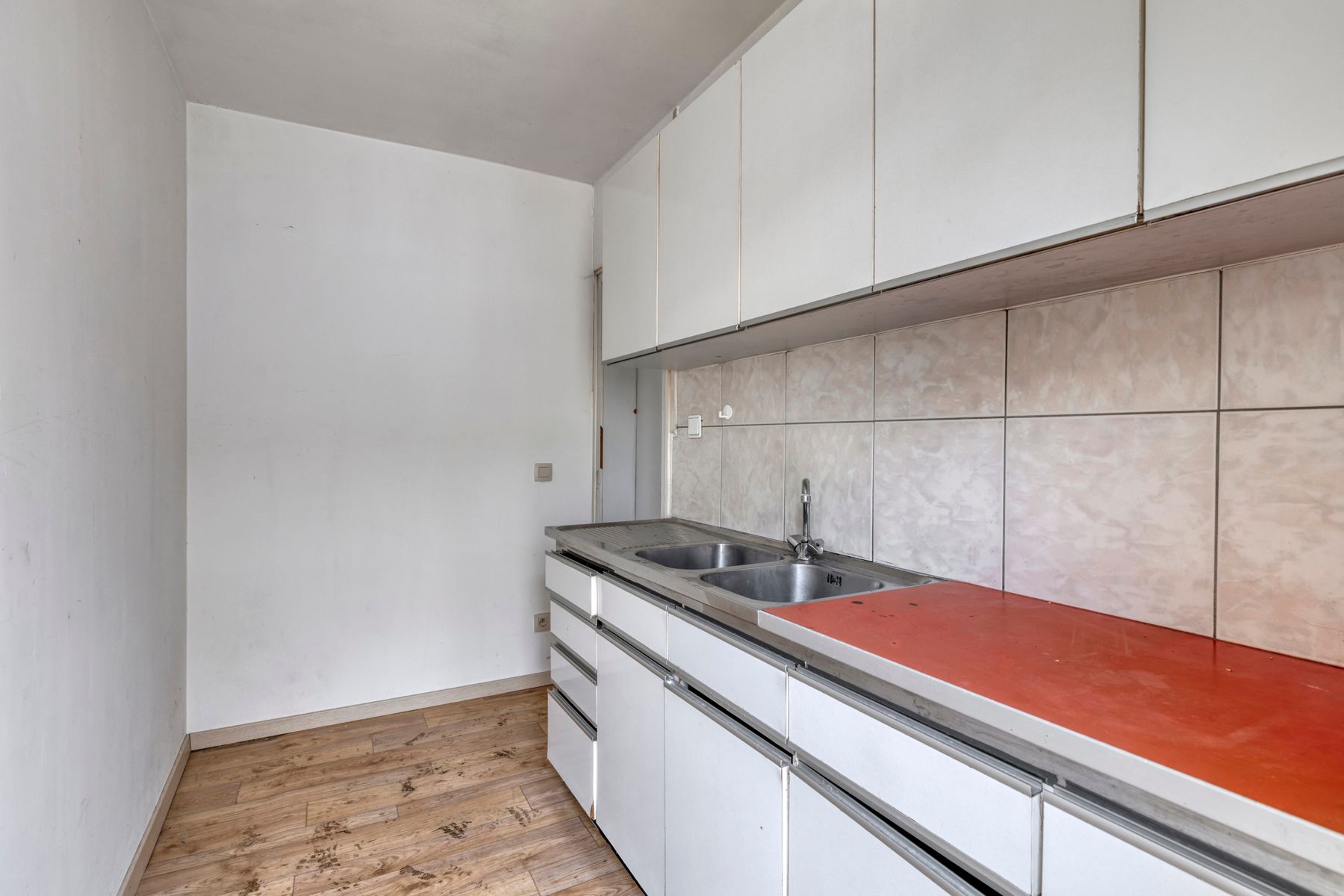 Te renoveren woning met ruime tuin. foto 8