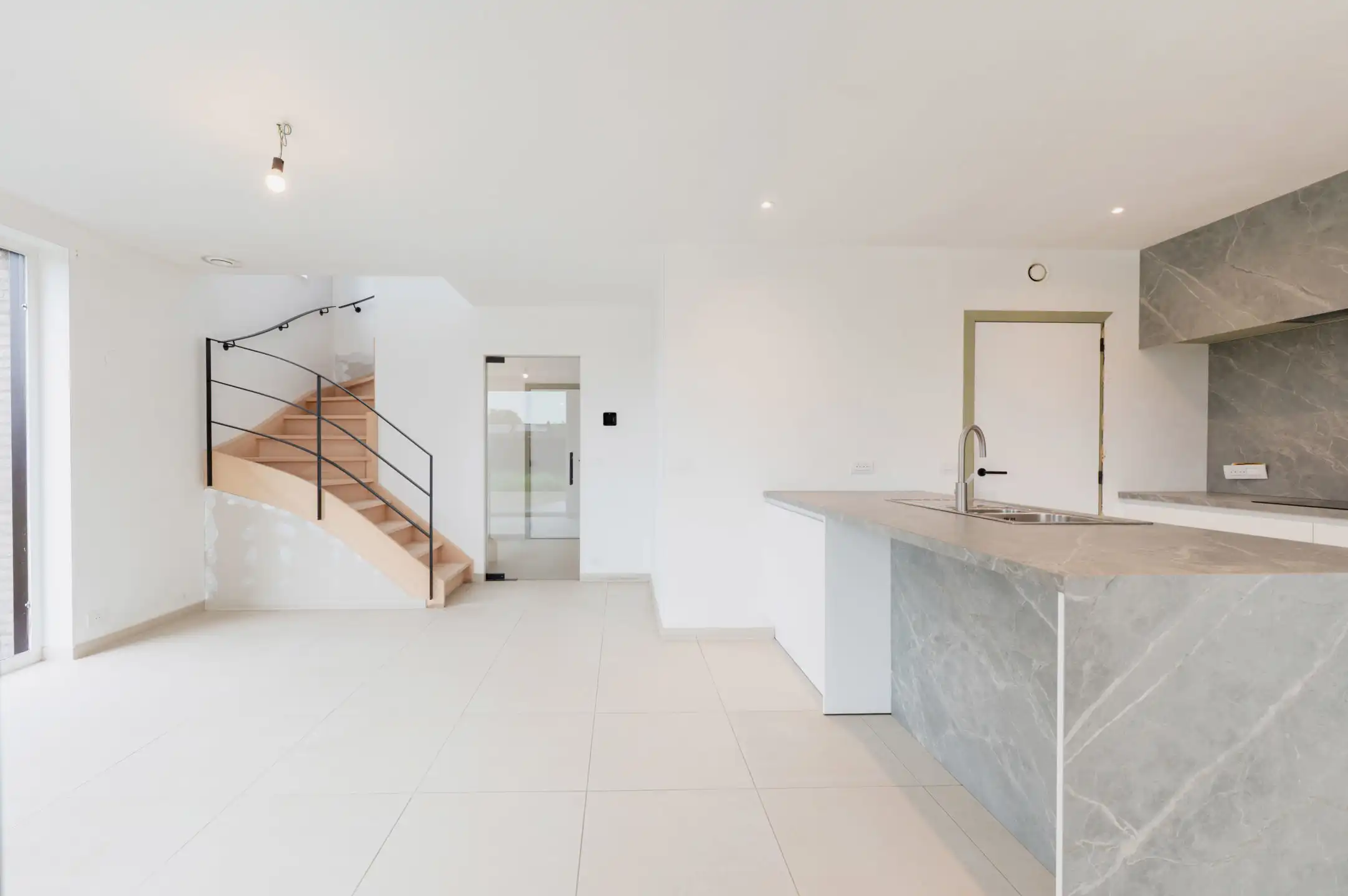 Halfopen moderne woning met zonnige tuin foto 13