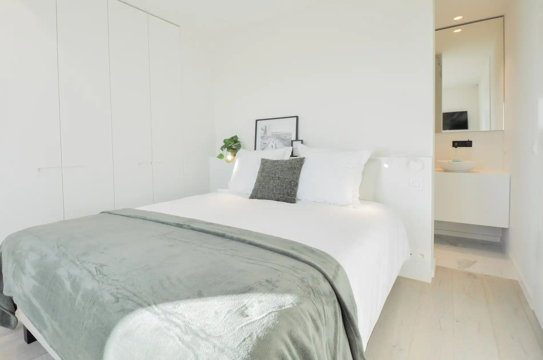 Rustig gelegen volledig gerenoveerd appartement met een weids zicht over het Zegemeer. foto 21