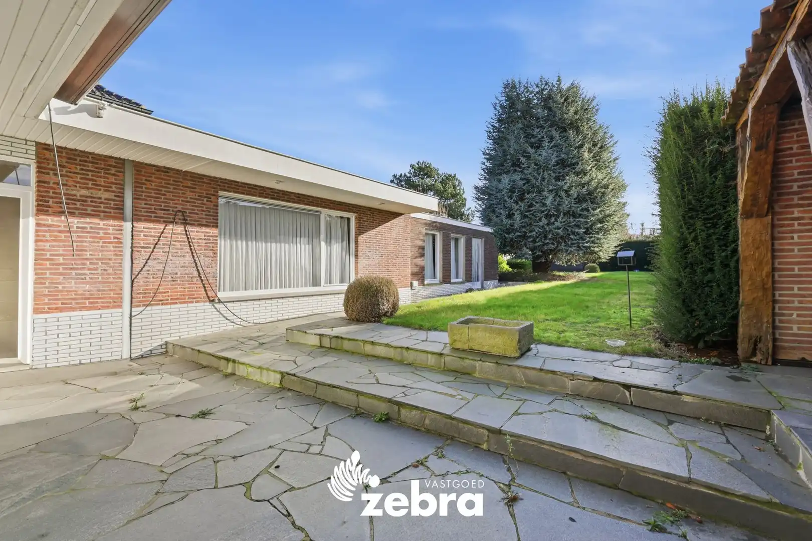 Halfopen bebouwing met praktijk- of kantoorruimte in centrum Tielt foto 2