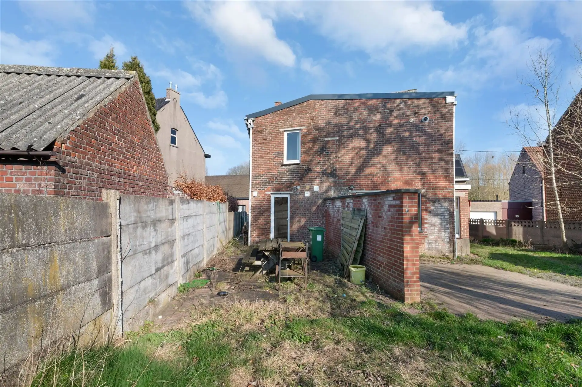 Te renoveren woning op een gegeerde locatie in Moortsele foto 11