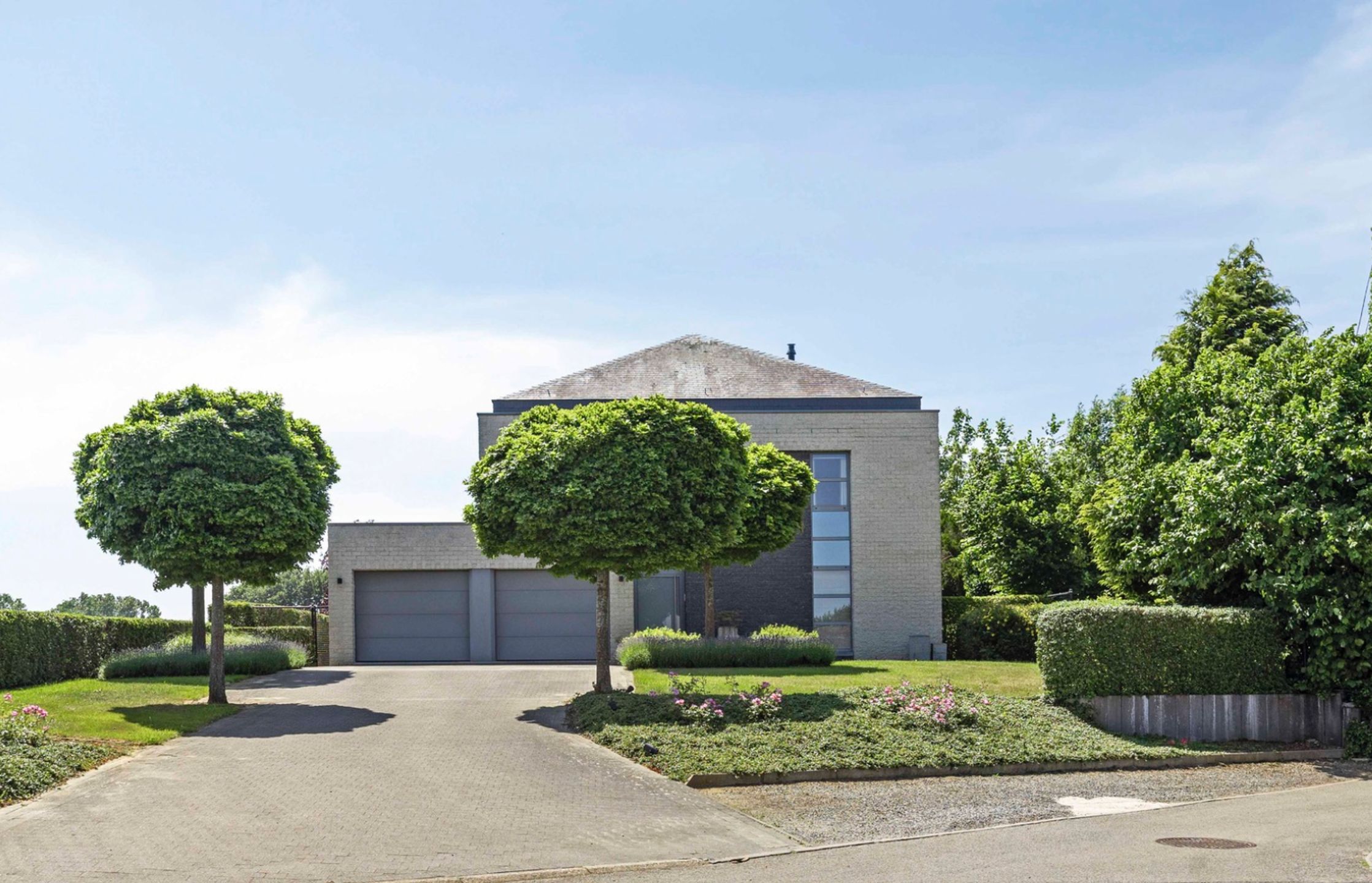 Prachtige villa op ruim perceel met mooi vergezicht foto {{pictureIndex}}