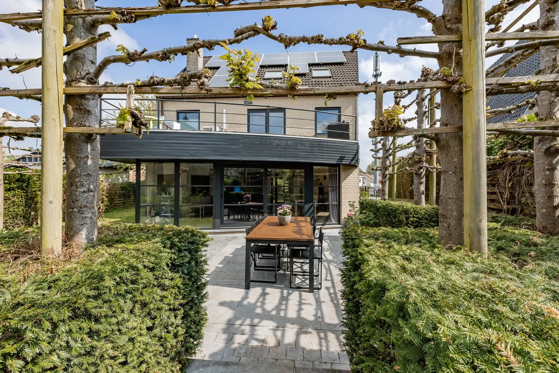 Instapklare en ruime gezinswoning met 5 slaapkamers, zonnige tuin en extra praktijk-/kantoorruimte op topligging te Aalst  foto 2