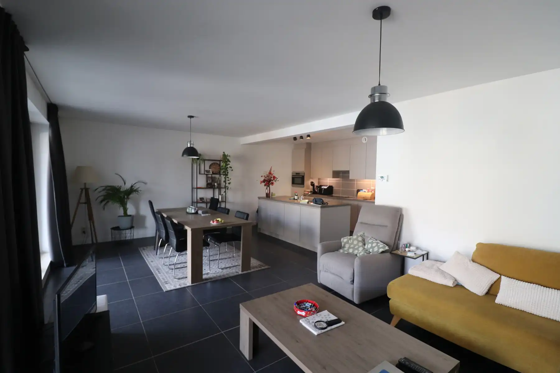 Een recent appartement met 2 slaapkamers, terras en autostaanplaats. foto 2