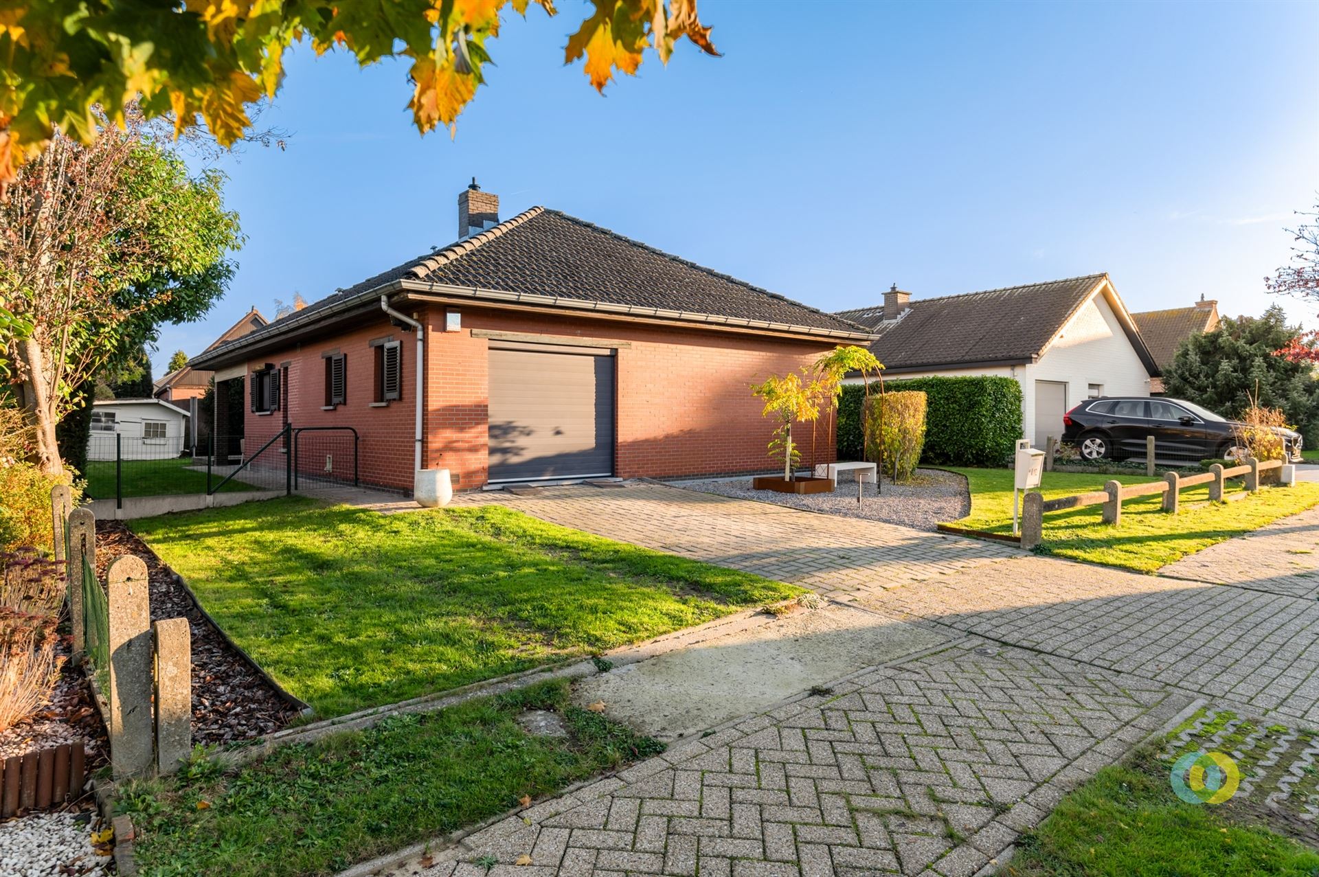 Residentieel gelegen bungalow met garage foto {{pictureIndex}}