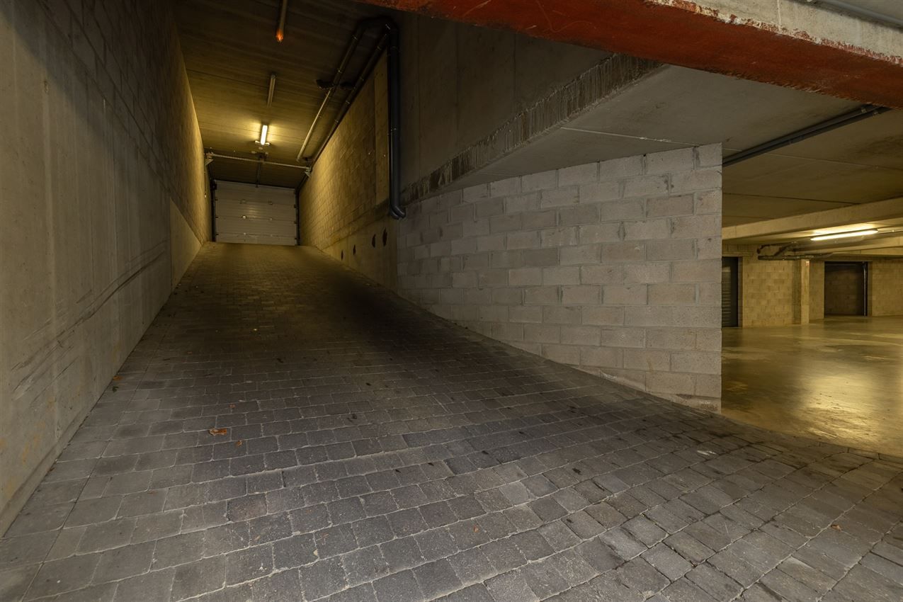 Gelijkvloers tweeslaapkamer appartement met terras en staanplaats in centrum  foto 21