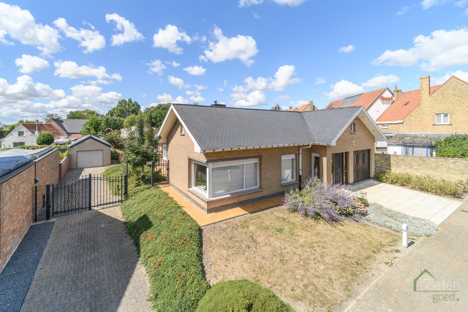 Hoofdfoto van de publicatie: BEVEREN AAN DE IJZER: Zeer degelijke villa-bungalow met alle leefruimtes op het gelijkvloers, ruime garage en tuin op 772m² totale grondopp.