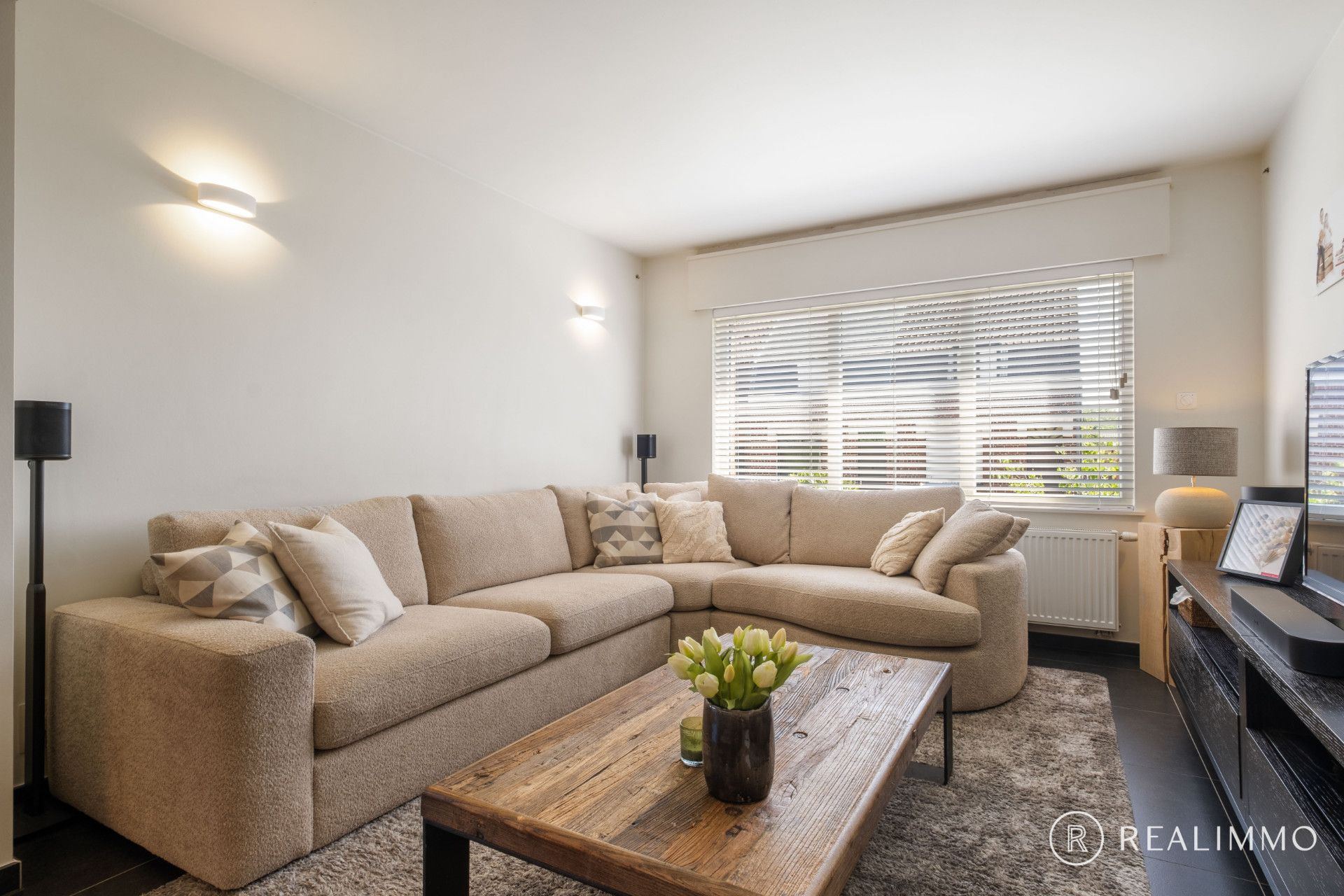 Stijlvol gerenoveerde woning op ruim perceel in het centrum van Moen foto 10