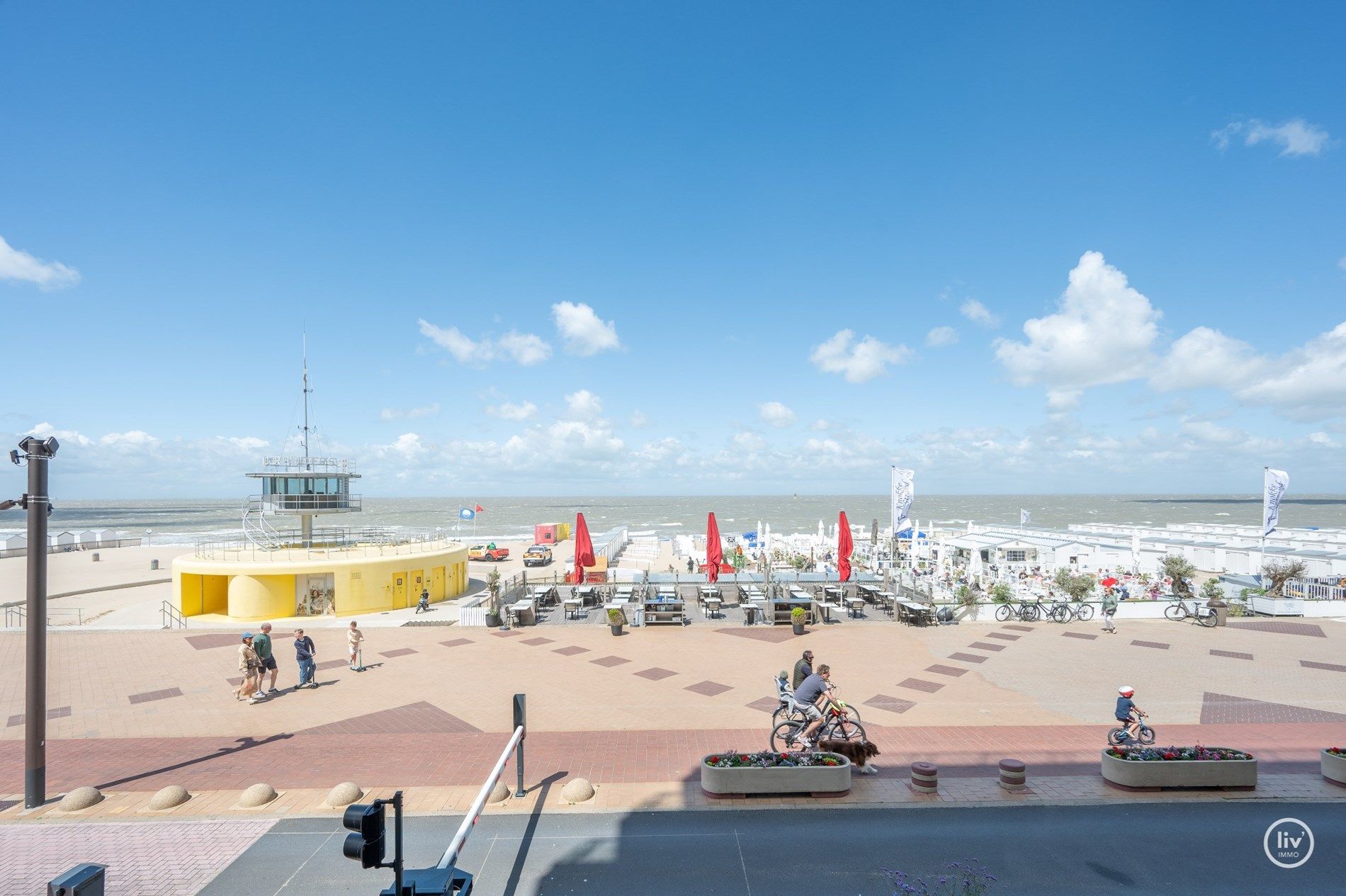 Magnifiek HOEKappartement met FRONTAAL zeezicht en westgericht terras gelegen aan het Lichttorenplein te Knokke. foto 11