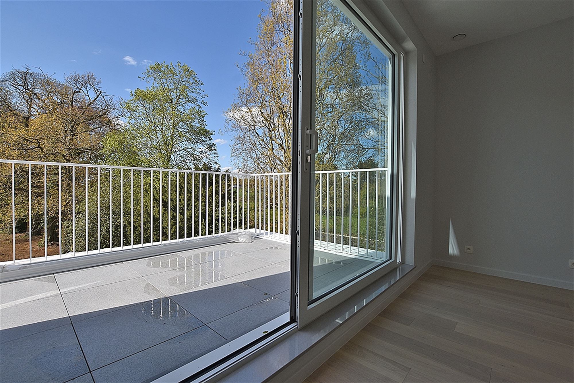 Instapklaar APPARTEMENT met 1 slaapkamer, bureau (of slaapkamer 2), terras, garage & staanplaats  foto 7