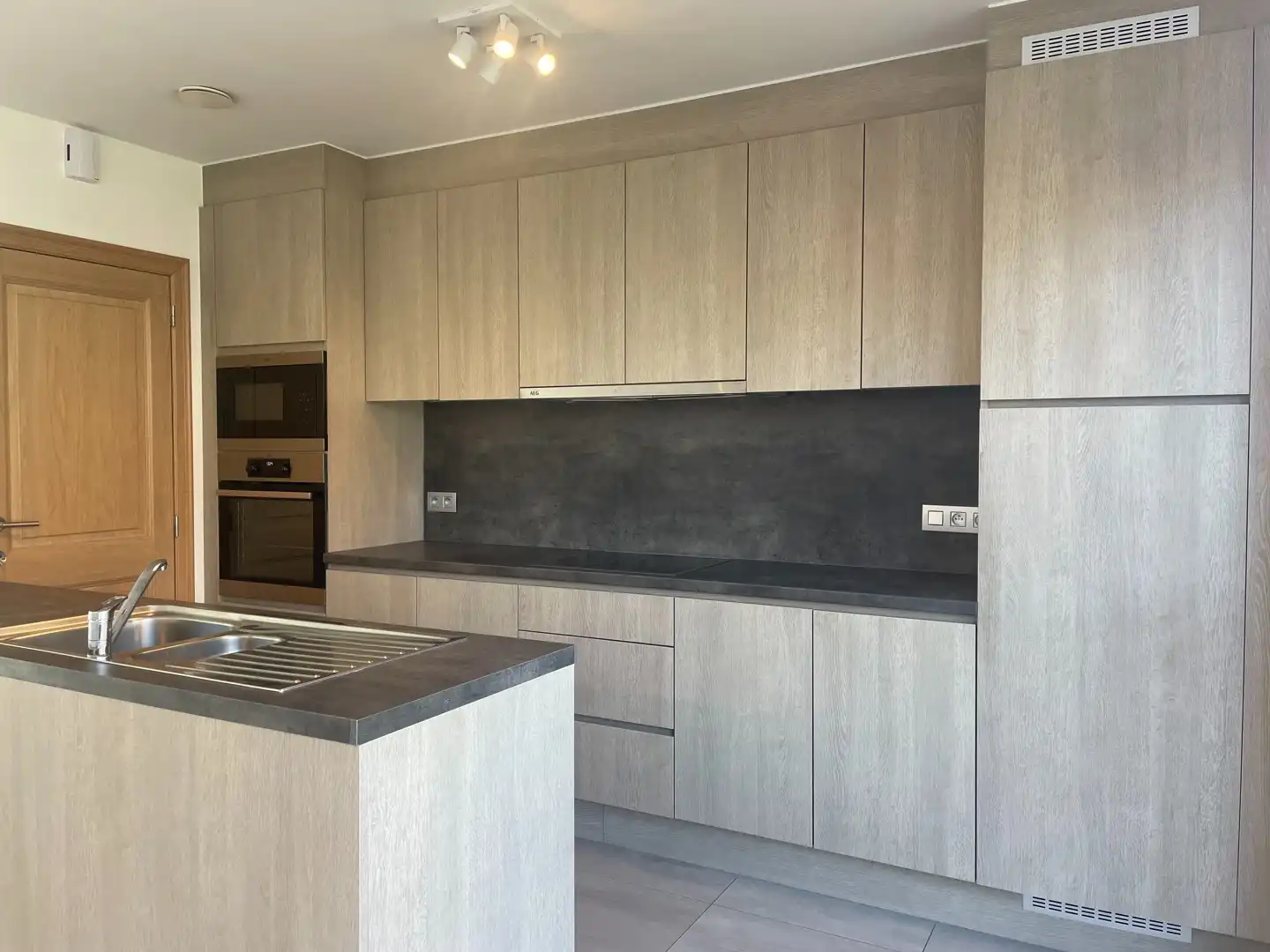 Moderne woning met 4 slaapkamers en garage in rustige buurt in Zwankendamme foto 3