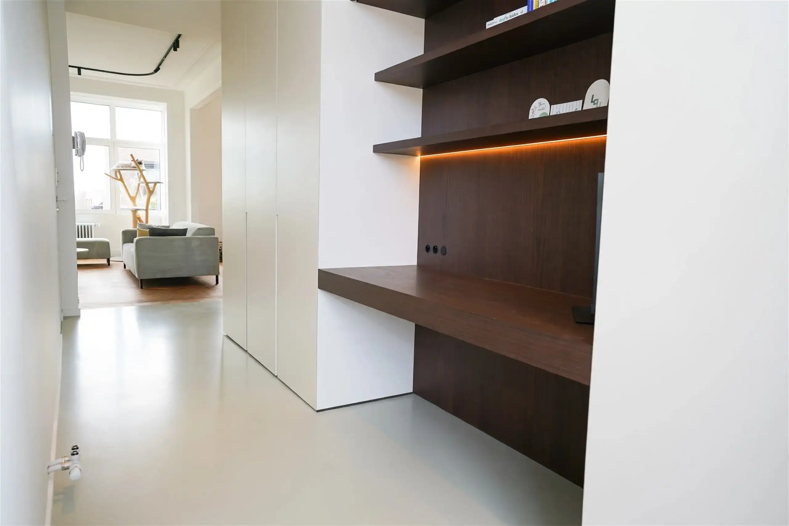 Architecturaal appartement met uitzicht op de boomkruinen foto 26