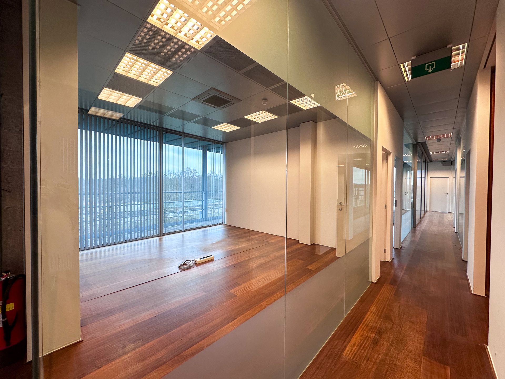 Modern Kantoor met Uitzicht en Strategische Ligging foto 8