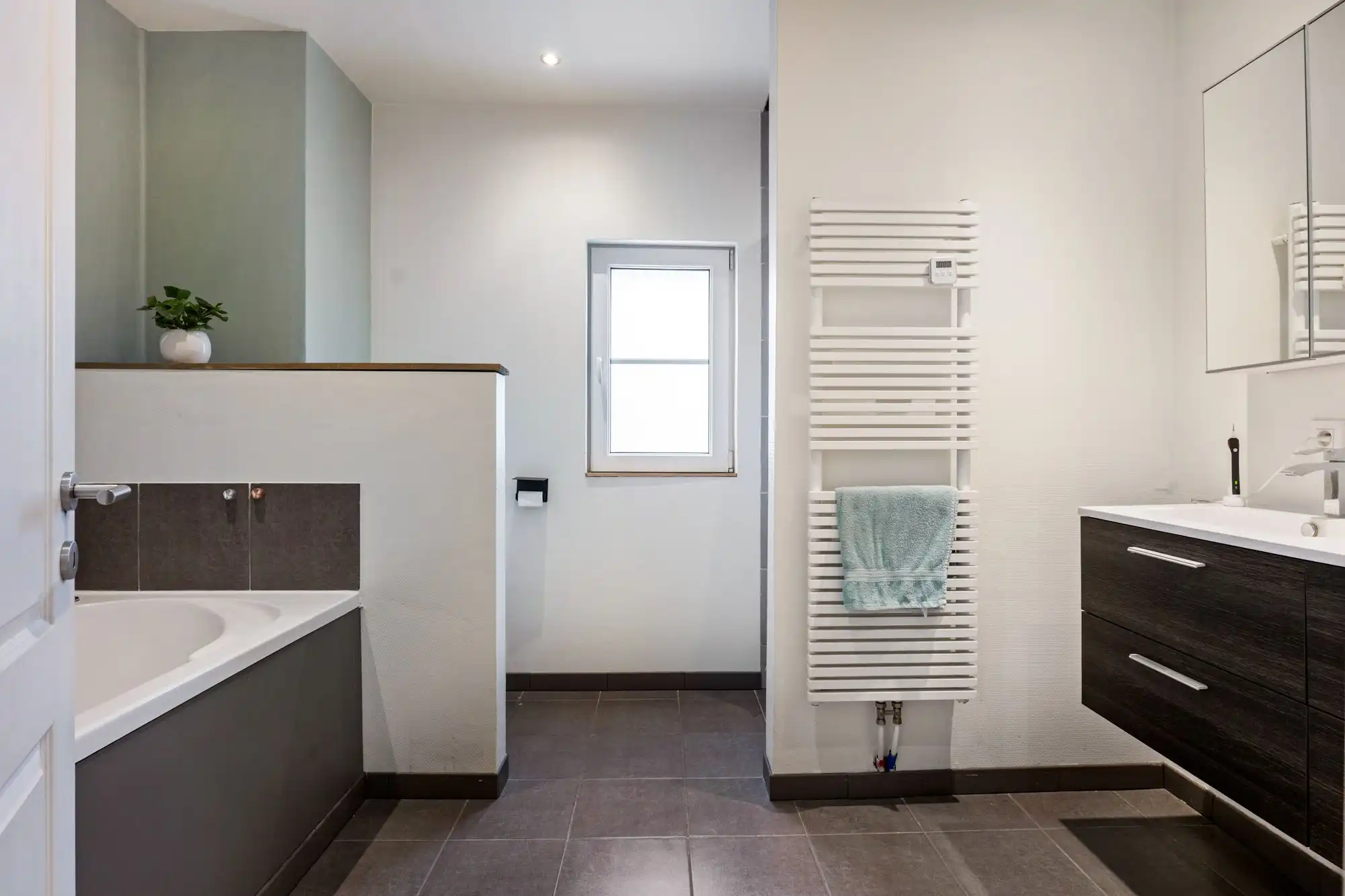 Ruimte, licht en comfort - De ideale gezinswoning met 4 slaapkamers en tuin in Brasschaat! foto 13