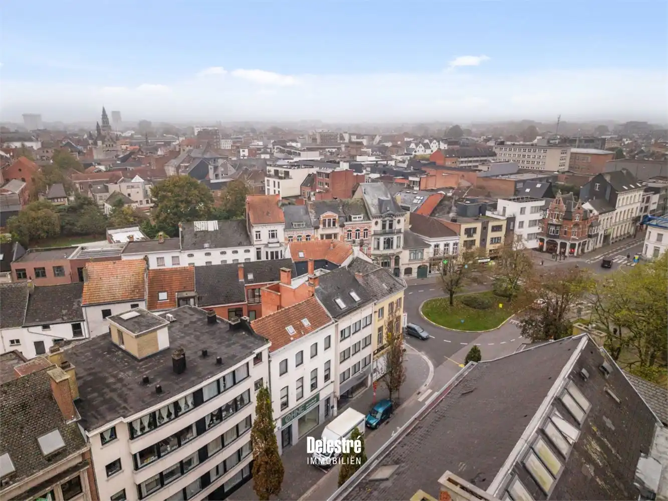 Een polyvalente eigendom met ontwikkelingspotentieel, véél ruimte en een toplocatie foto 2