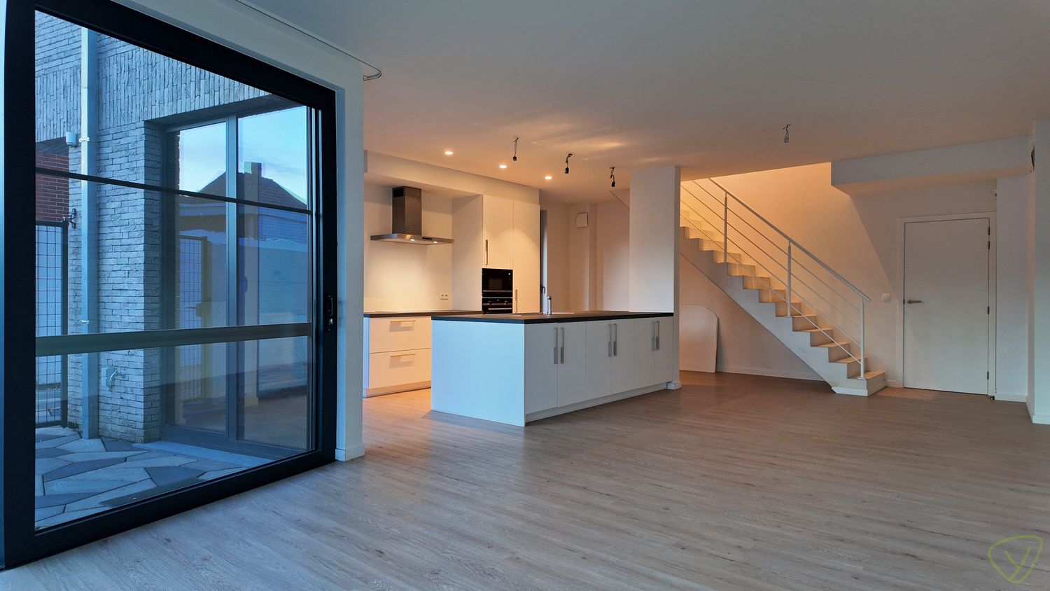 Modern en energiezuinig duplex-appartement met terras en parkeerplaats in het centrum van Zomergem foto 3