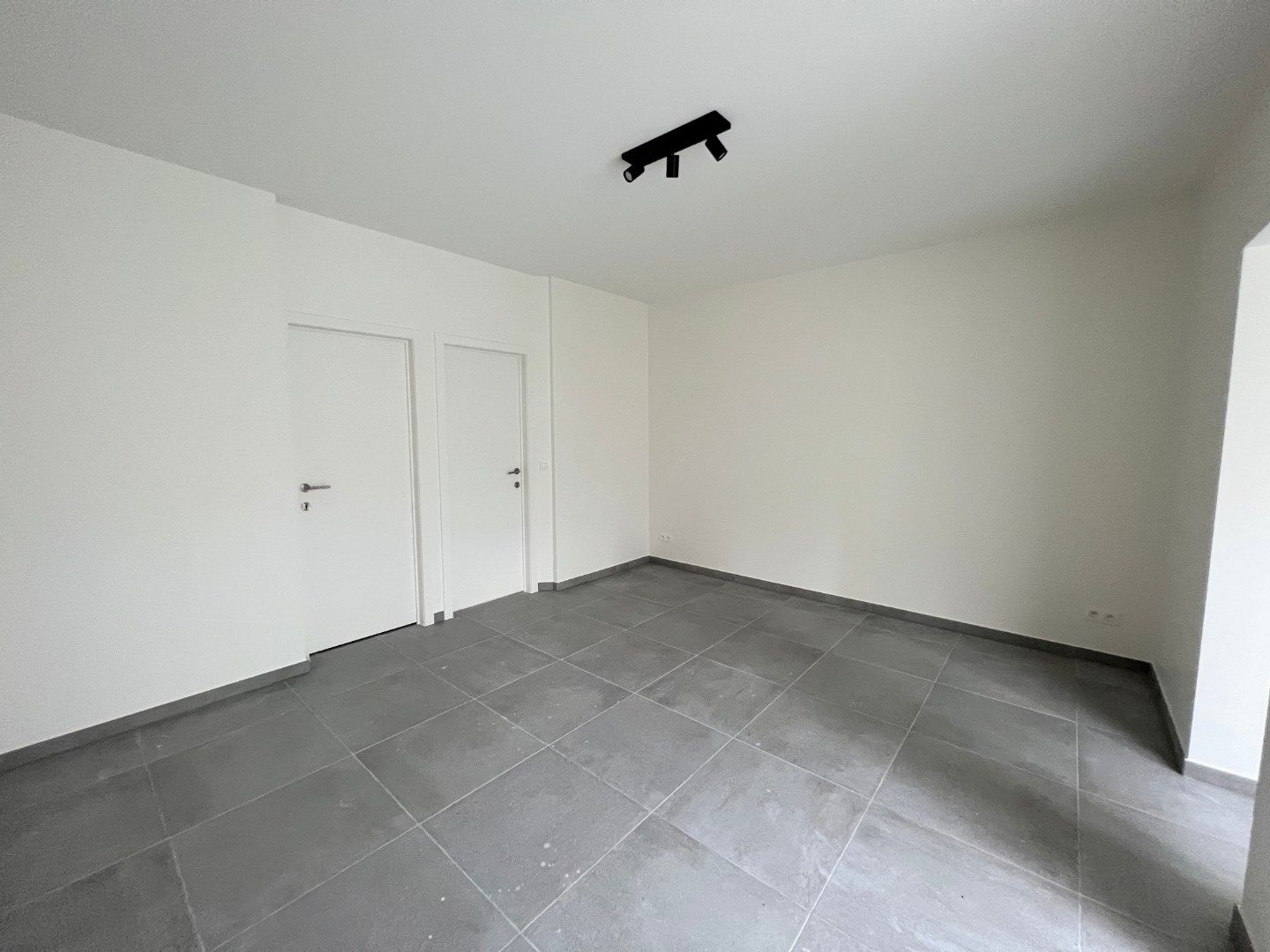 GELIJKVLOERS APPARTEMENT MET 1 SLAAPKAMER EN TERRAS IN IEPER foto 9