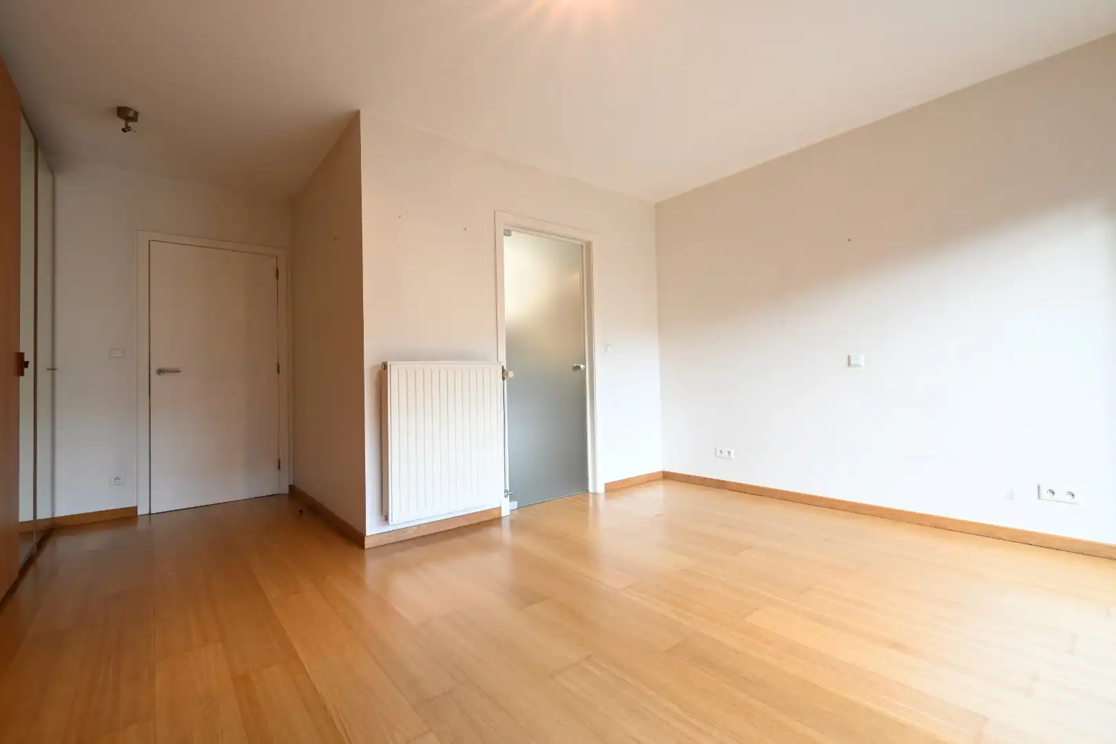 Degelijk 2-slaapkamer gelijkvloersappartement met autostandplaats + in hartje Bilzen foto 16