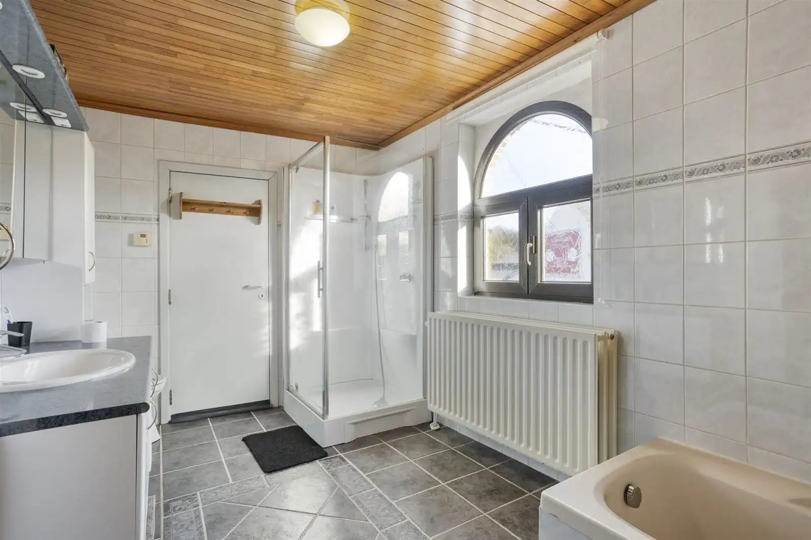 Unieke kans : Horeca met parking en instap klare woonst met 5 slaapkamers foto 26