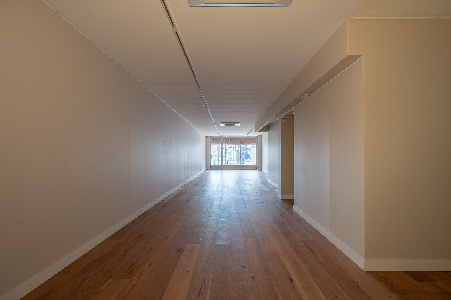 Winkel op toplocatie in de Kustlaan te Knokke-Zoute foto 4