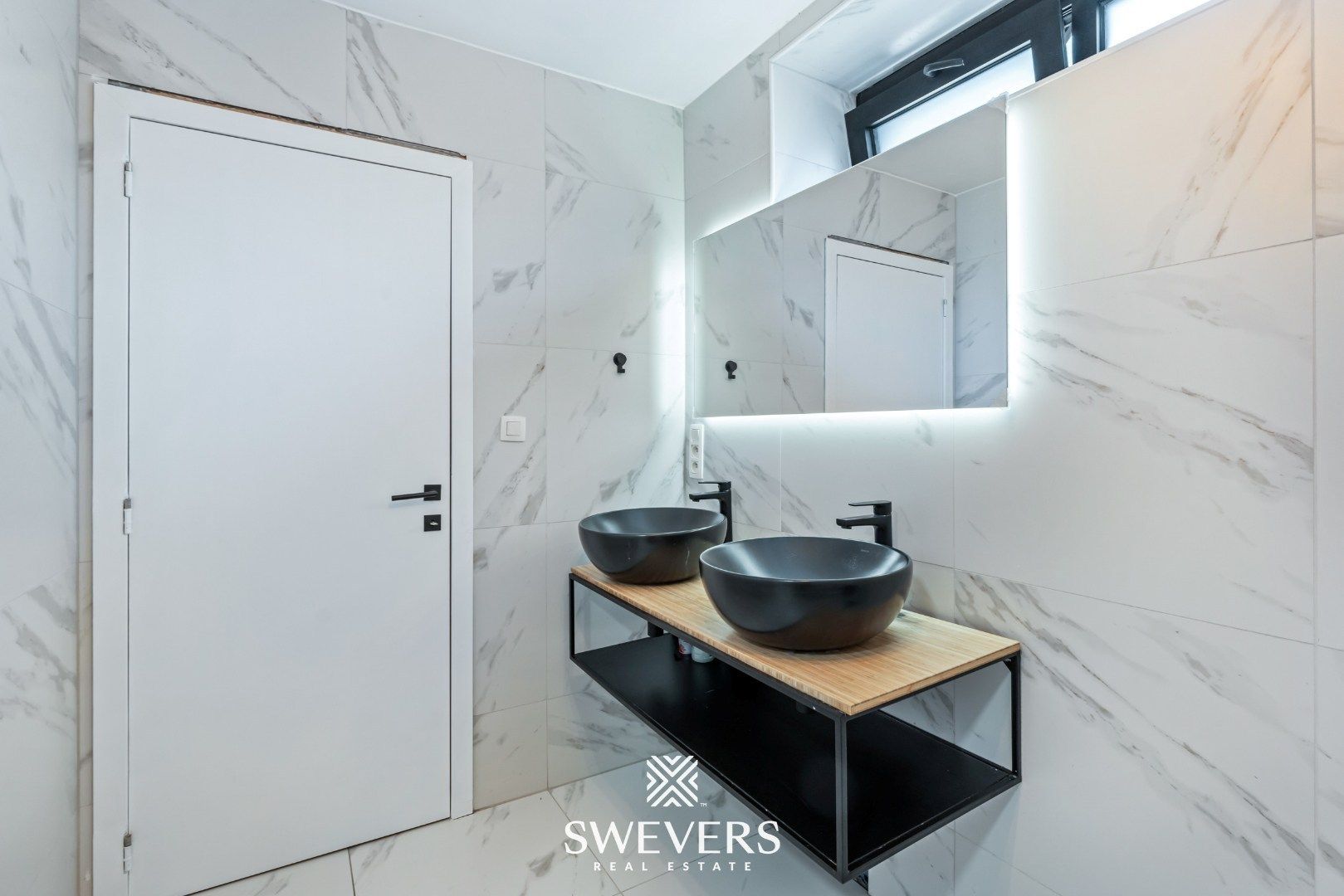 Instapklare, volledig gerenoveerde woning met zonnige tuin en grote garage foto 17