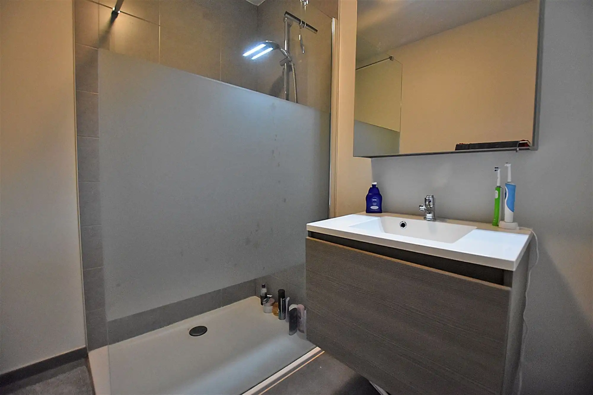 Instapkl. APPARTEMENT (3de verd. / lift) met 2 slpks, terras & ondergr. stnplts  foto 6
