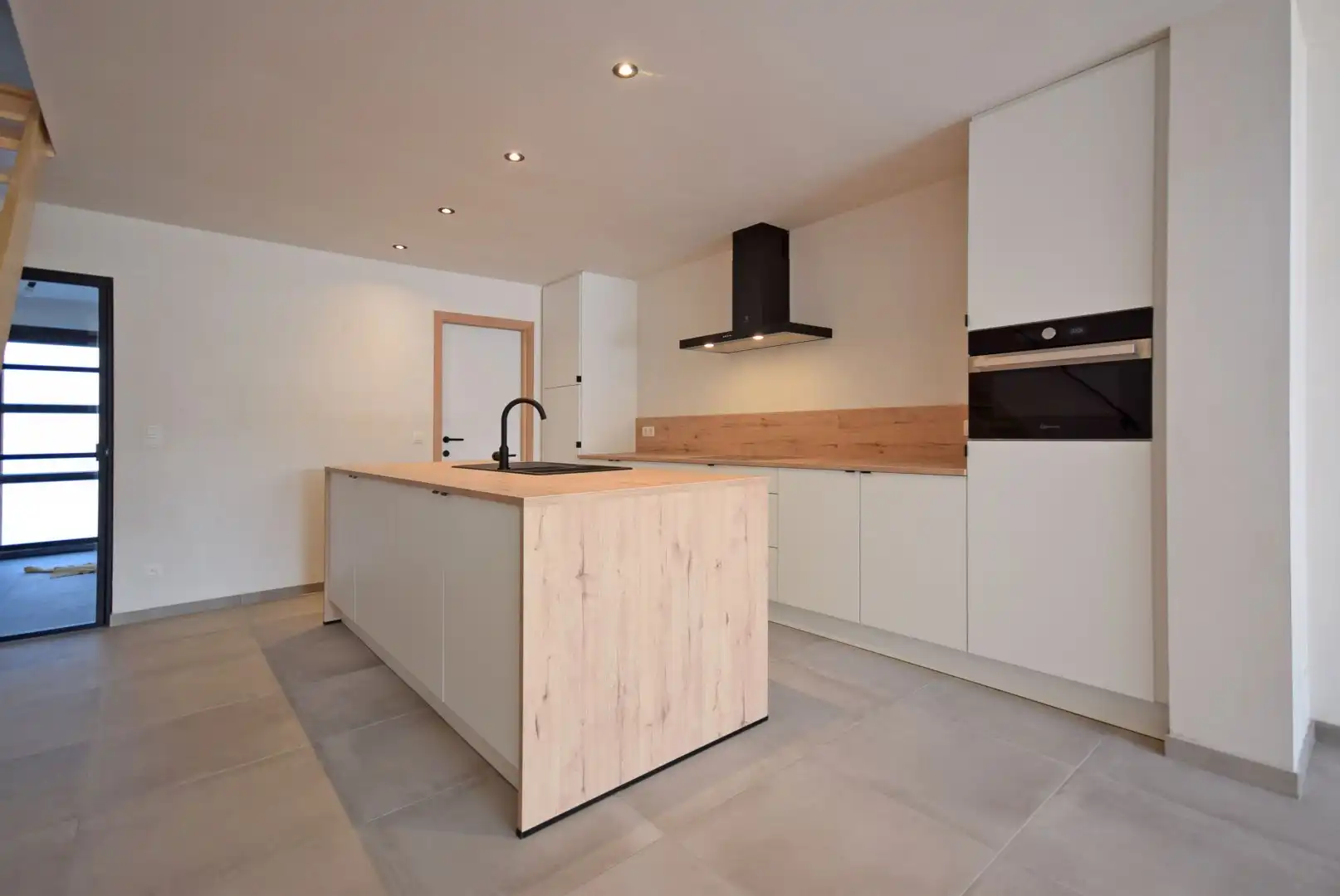 GERENOVEERDE WONING MET 3 SLAAPKAMERS foto 2