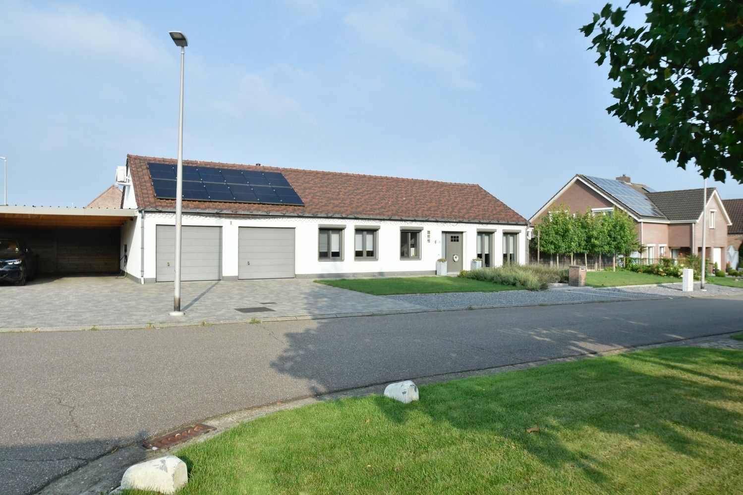 Moderne energiezuinige vernieuwde woning op riant perceel rustig gelegen in geliefde omgeving te Lanaken foto {{pictureIndex}}