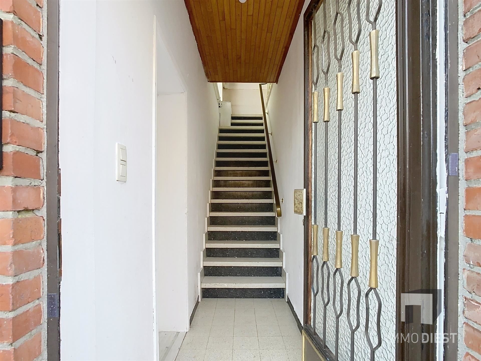 Commercieel handelshuis met appartement, veelzijdige opportuniteit in Okselaar! foto 3