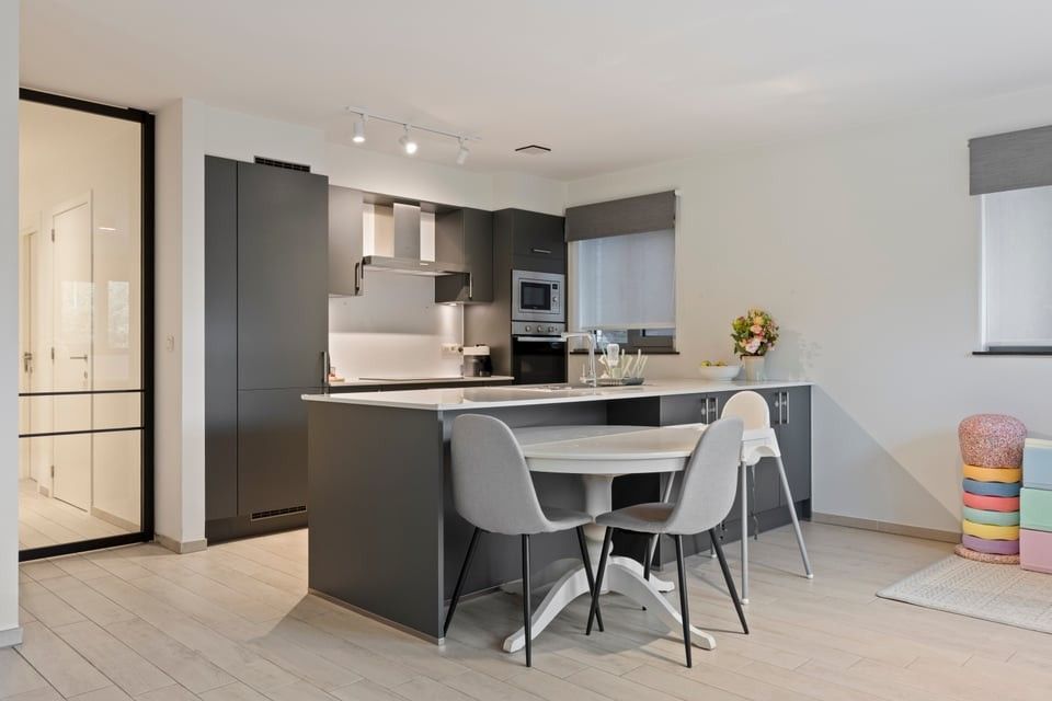 MODERN GELIJKVLOERS APPARTEMENT MET TERRAS EN STANPLAATS IN TONGEREN foto 5