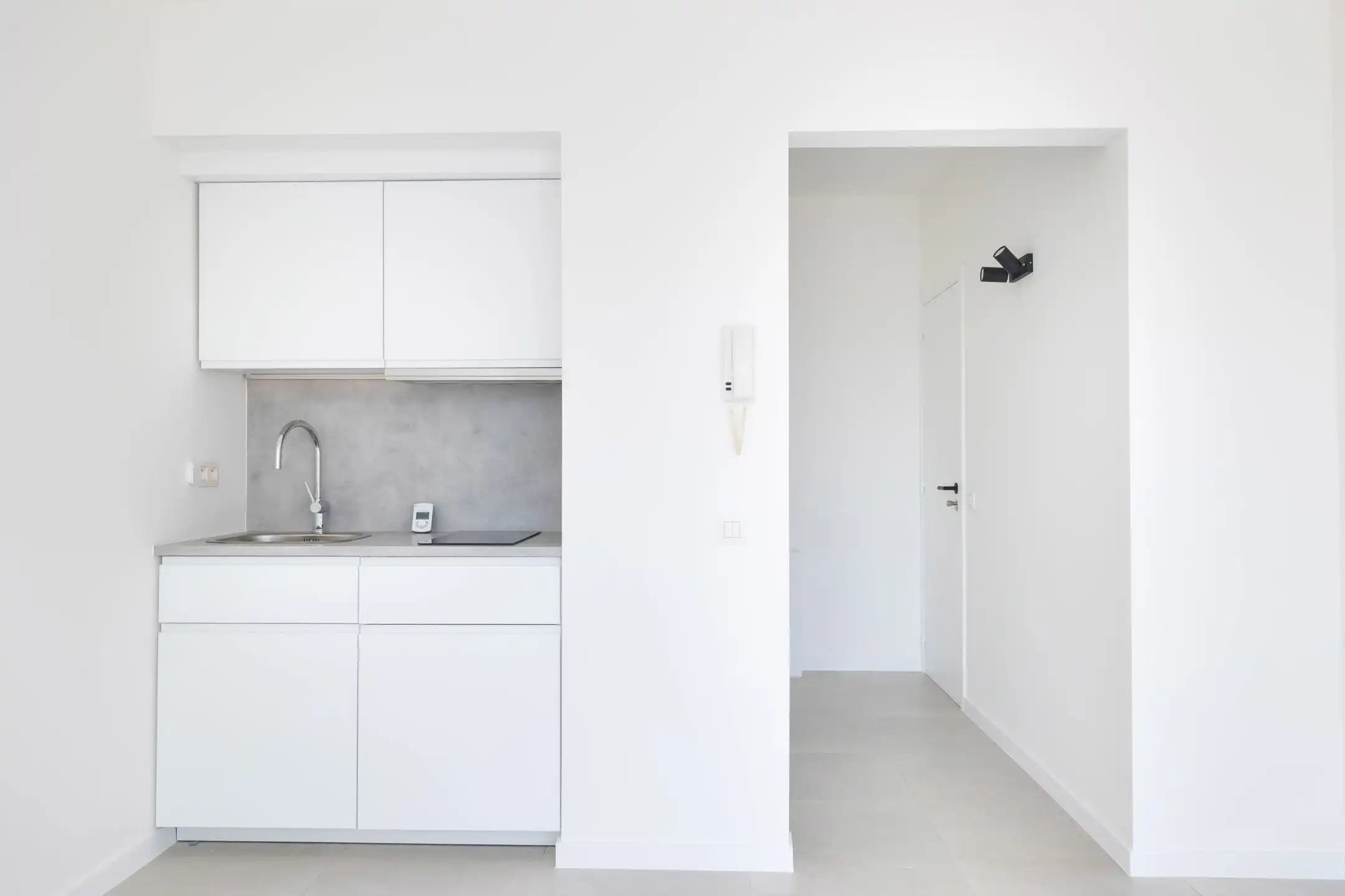 Mooie, zeer lichte studio foto 4