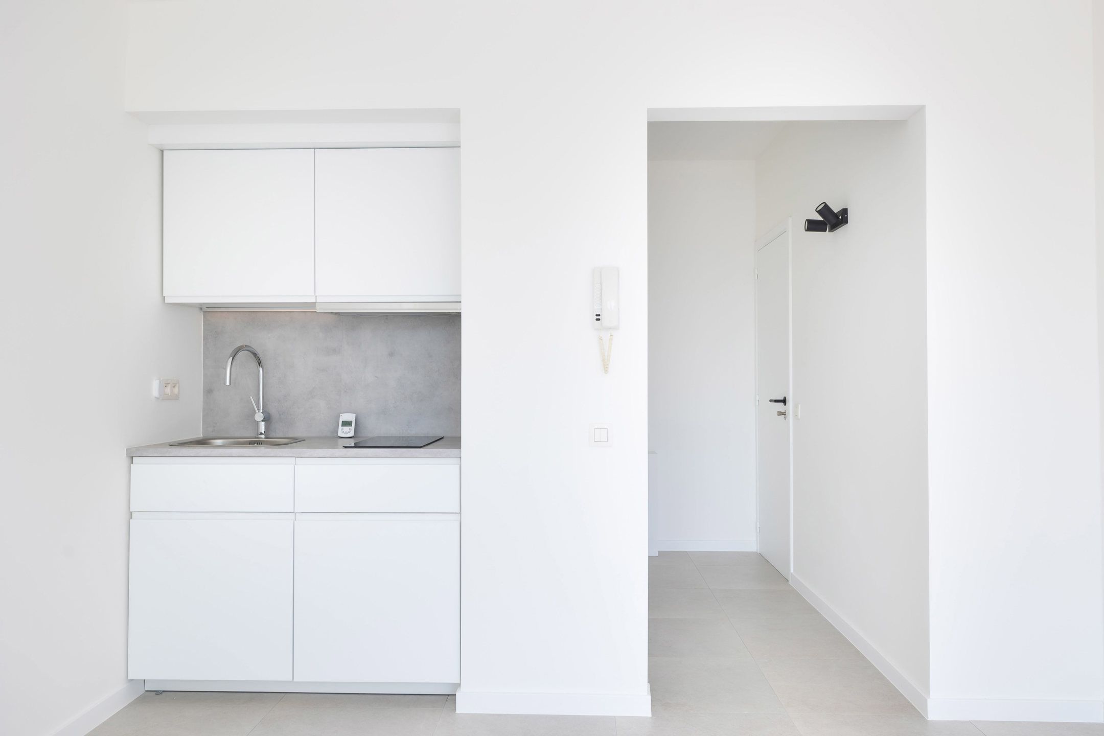 Mooie, zeer lichte studio foto 4