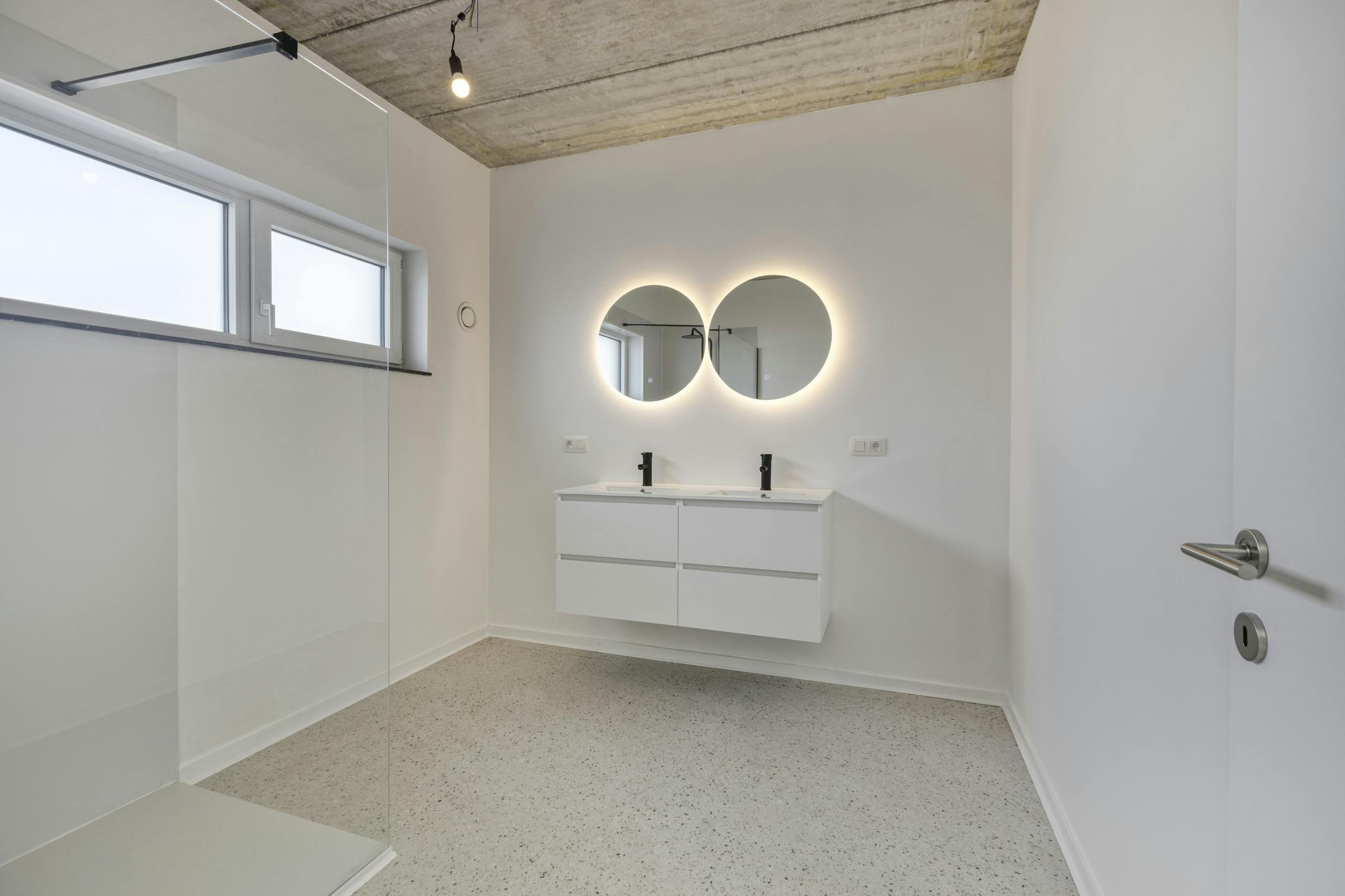 Volledig vernieuwde woning met 4 slaapkamers in Stevoort foto 30