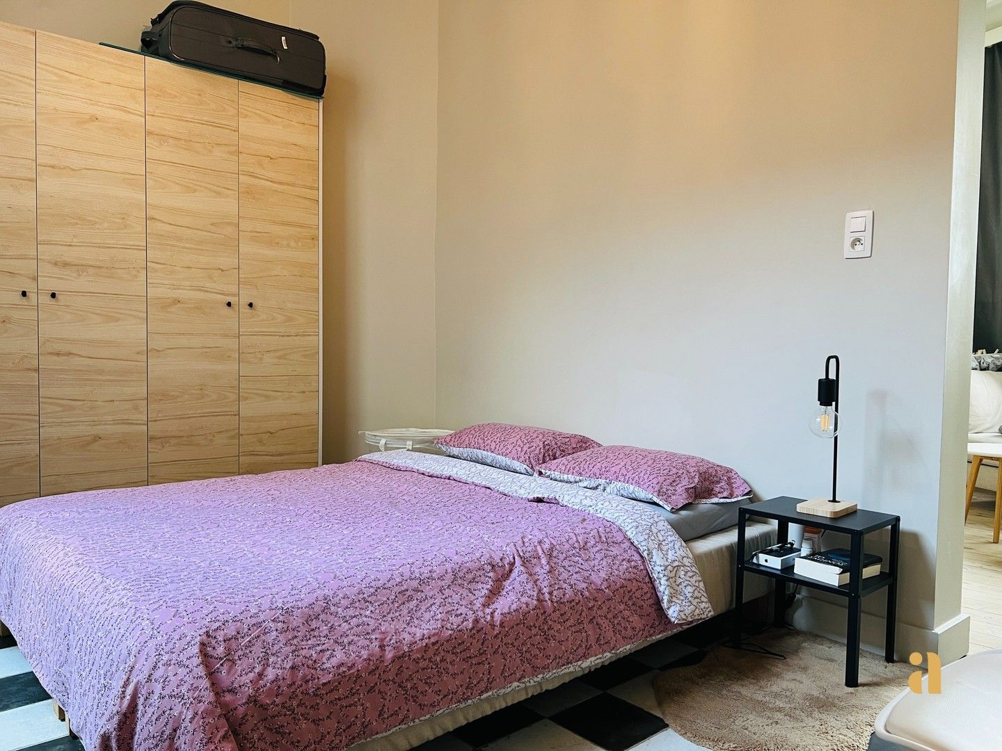 Bemeubelde studio op topligging te huur! foto 6