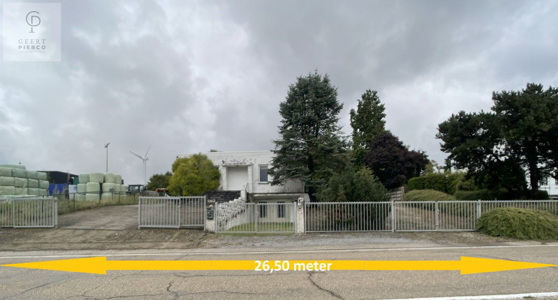 Projectgrond gelegen op een zeer gunstige locatie. foto {{pictureIndex}}