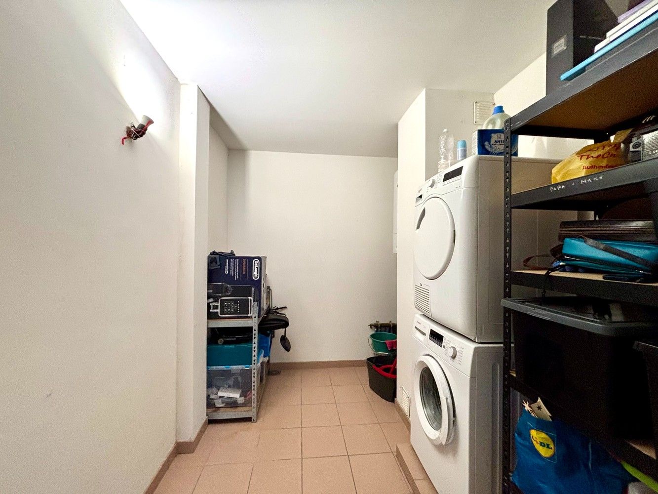 Instapklaar gelijkvloers appartement met aparte ingang, tuin en 2 staanplaatsen te Emblem! foto 15