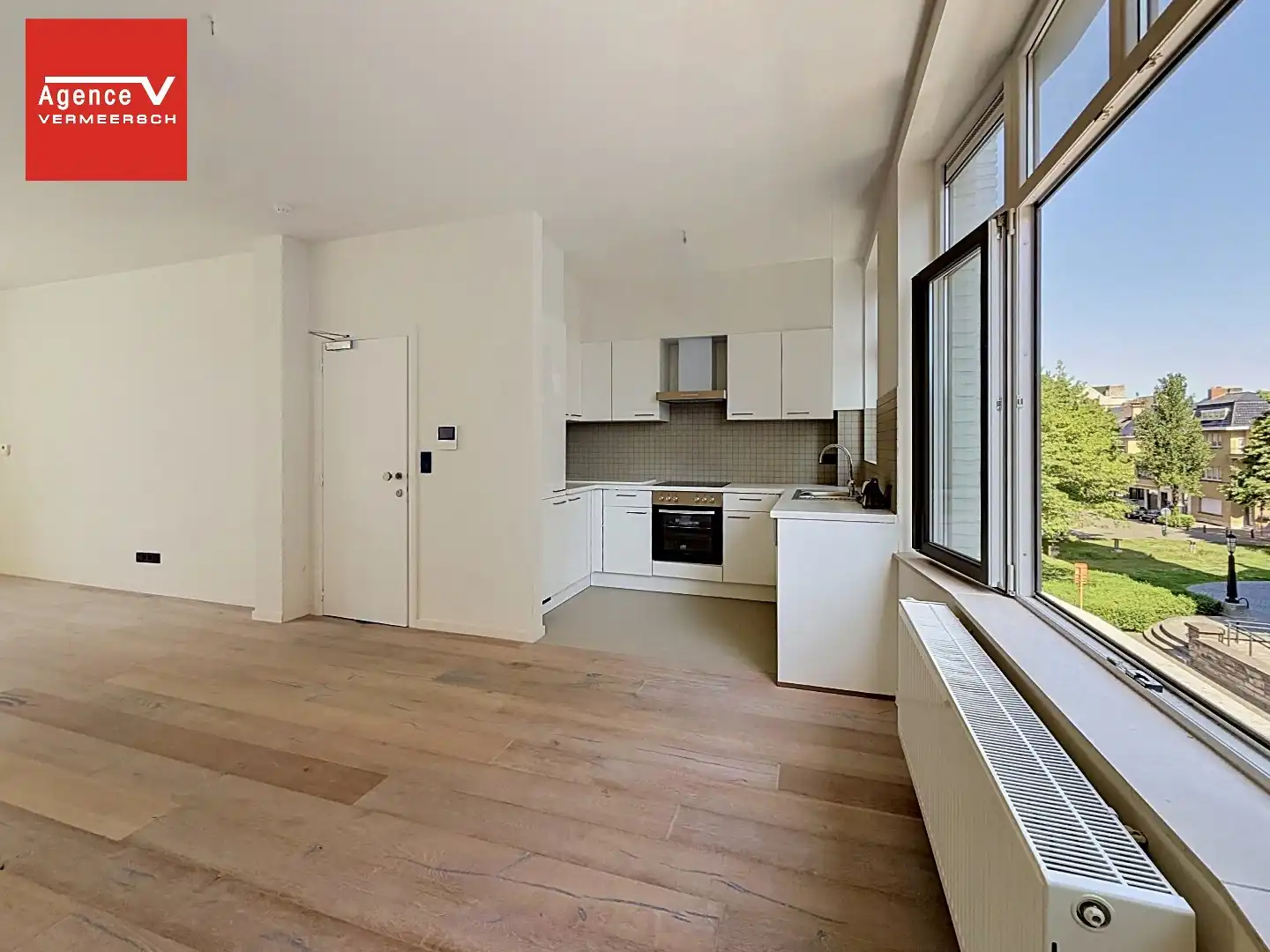 Instapklaar 3-slaapkamerappartement aan het Heilig-Hartplein. foto 2