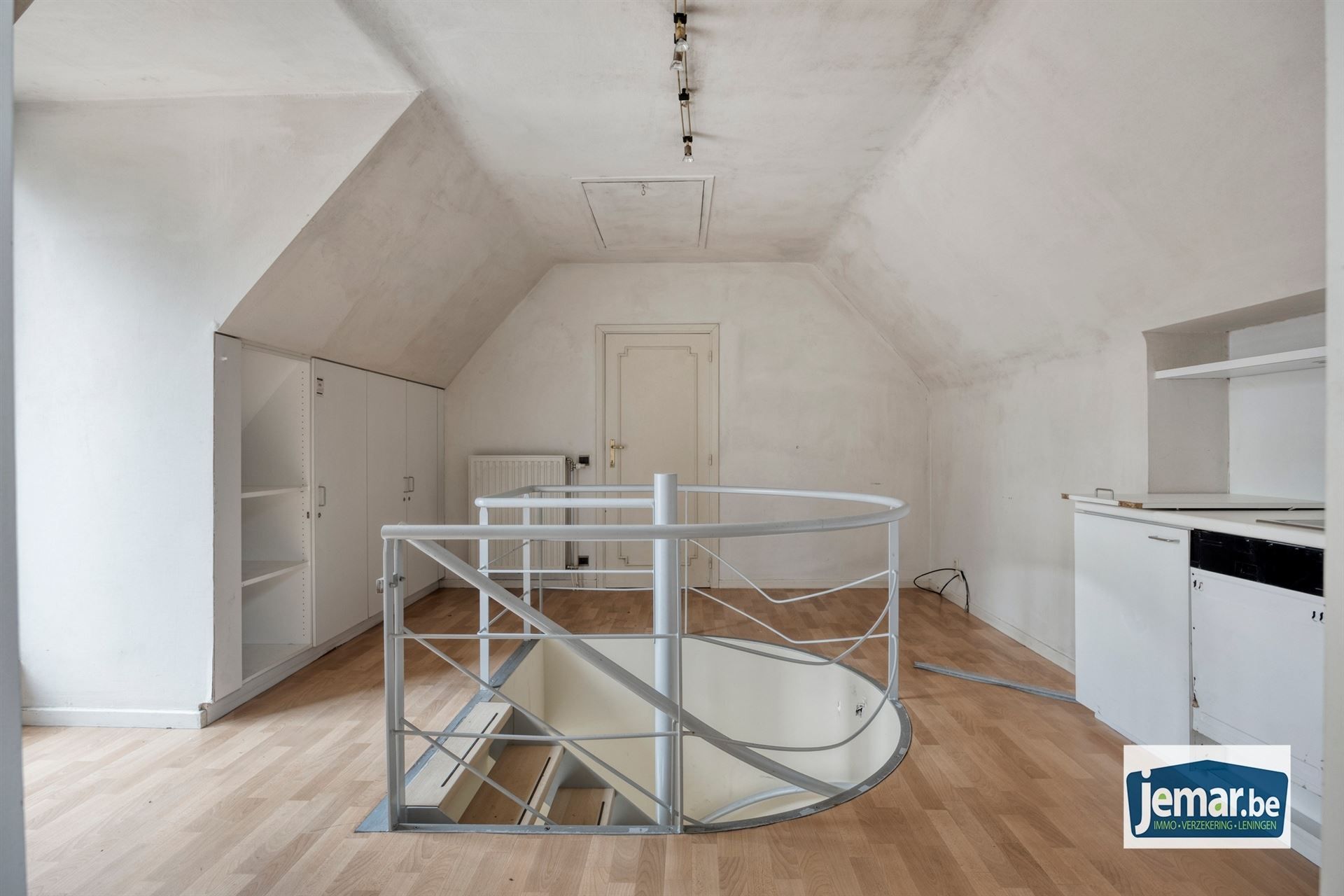 Villa met professionele opslagruimte, kelder en kantoorruimtes. foto 45