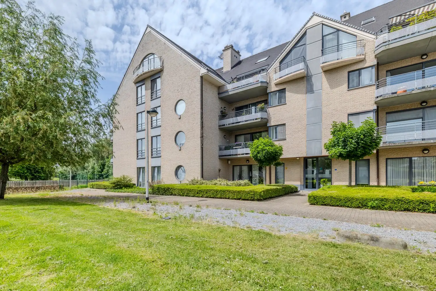 Gelijkvloers appartement met twee slaapkamers en garage in hartje Lanaken foto {{pictureIndex}}