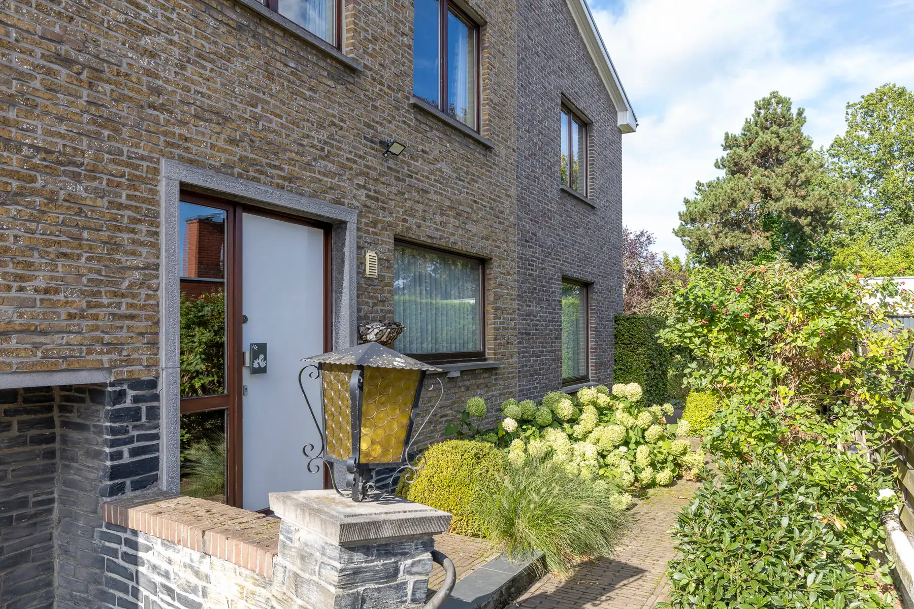 Ruime woning met 5 kamers op toplocatie! foto 2