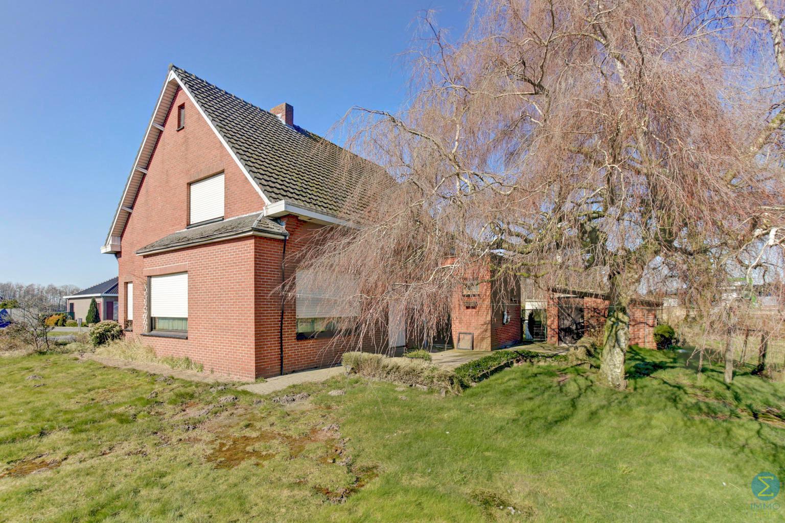 Te renoveren vrijstaande woning met 4 slpks op 898m² grond. foto 2