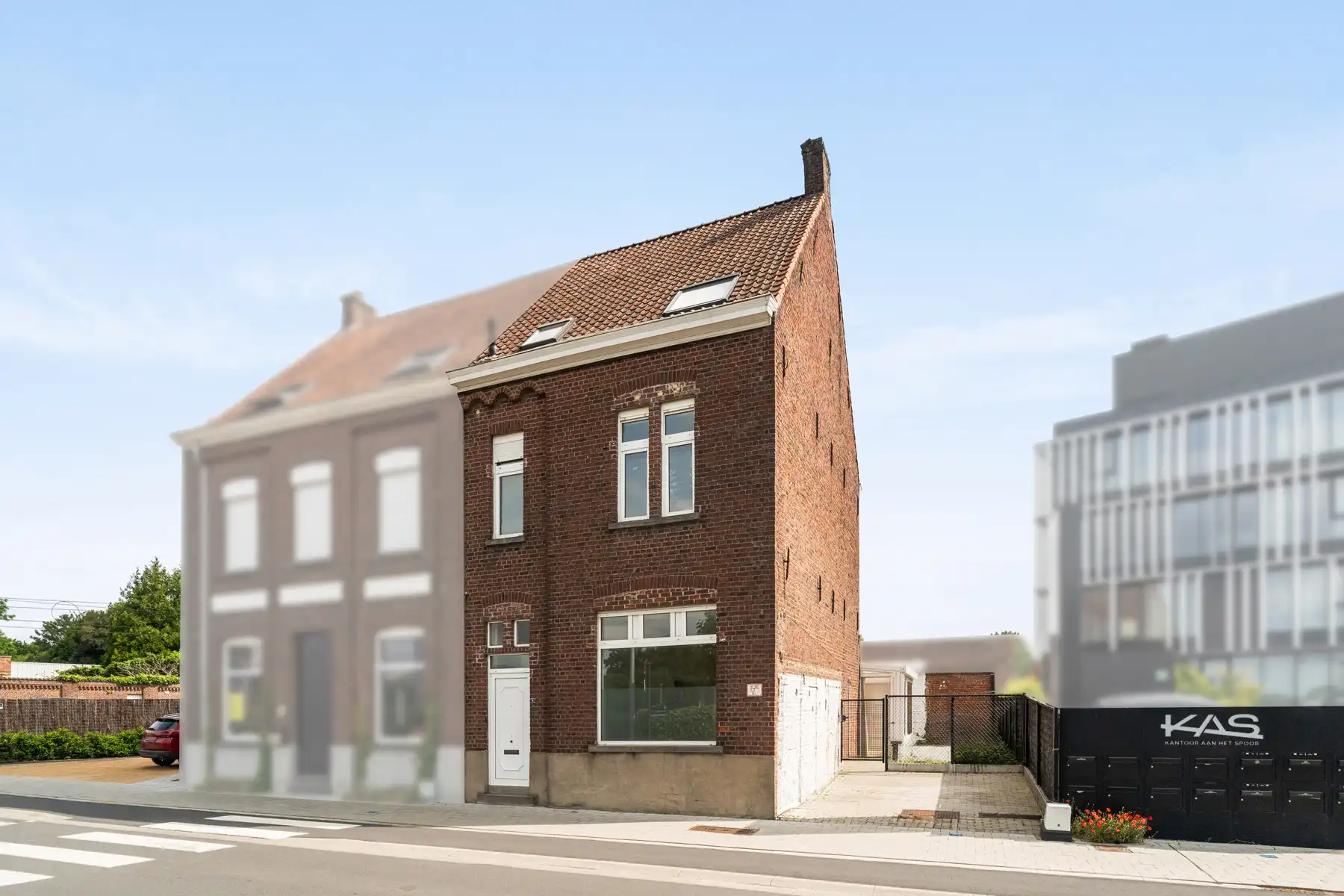 Verrassend ruime grotendeels al gerenoveerde woning, 4 slpks foto {{pictureIndex}}