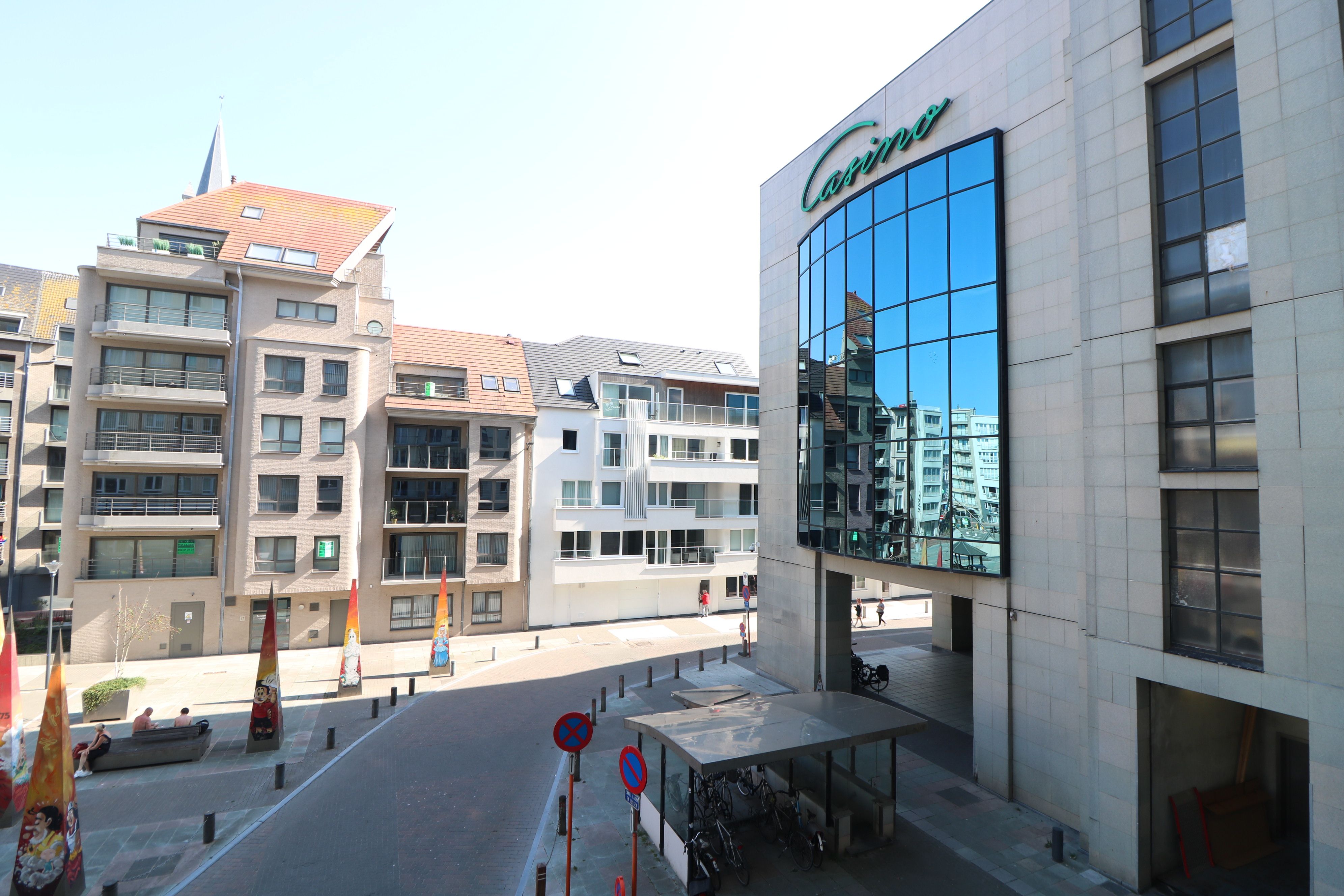 Ruim éénslaapkamerappartement met open zicht op het Casinoplein en directe toegang tot de Zeedijk. foto 9