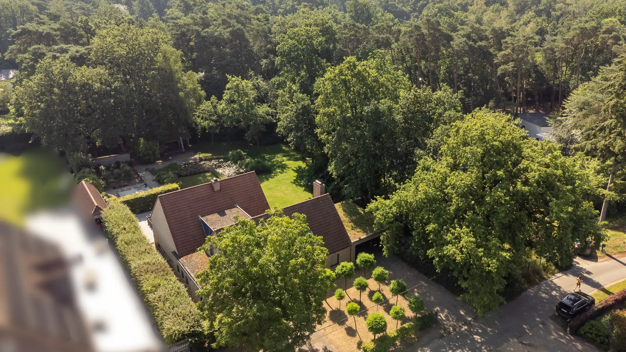 Ruime villa op 2.715 m² in een rustige en groene omgeving foto 4